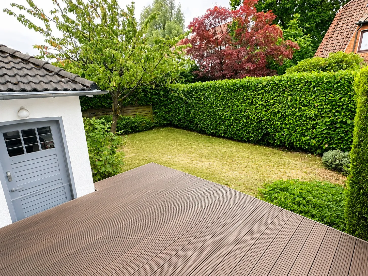 Terrasse mit Garagenzutritt und Gartenbereich