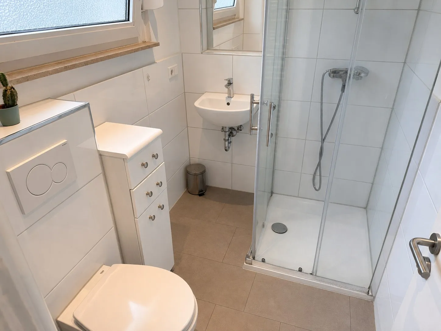 Gäste WC mit Dusche im Erdgeschoss