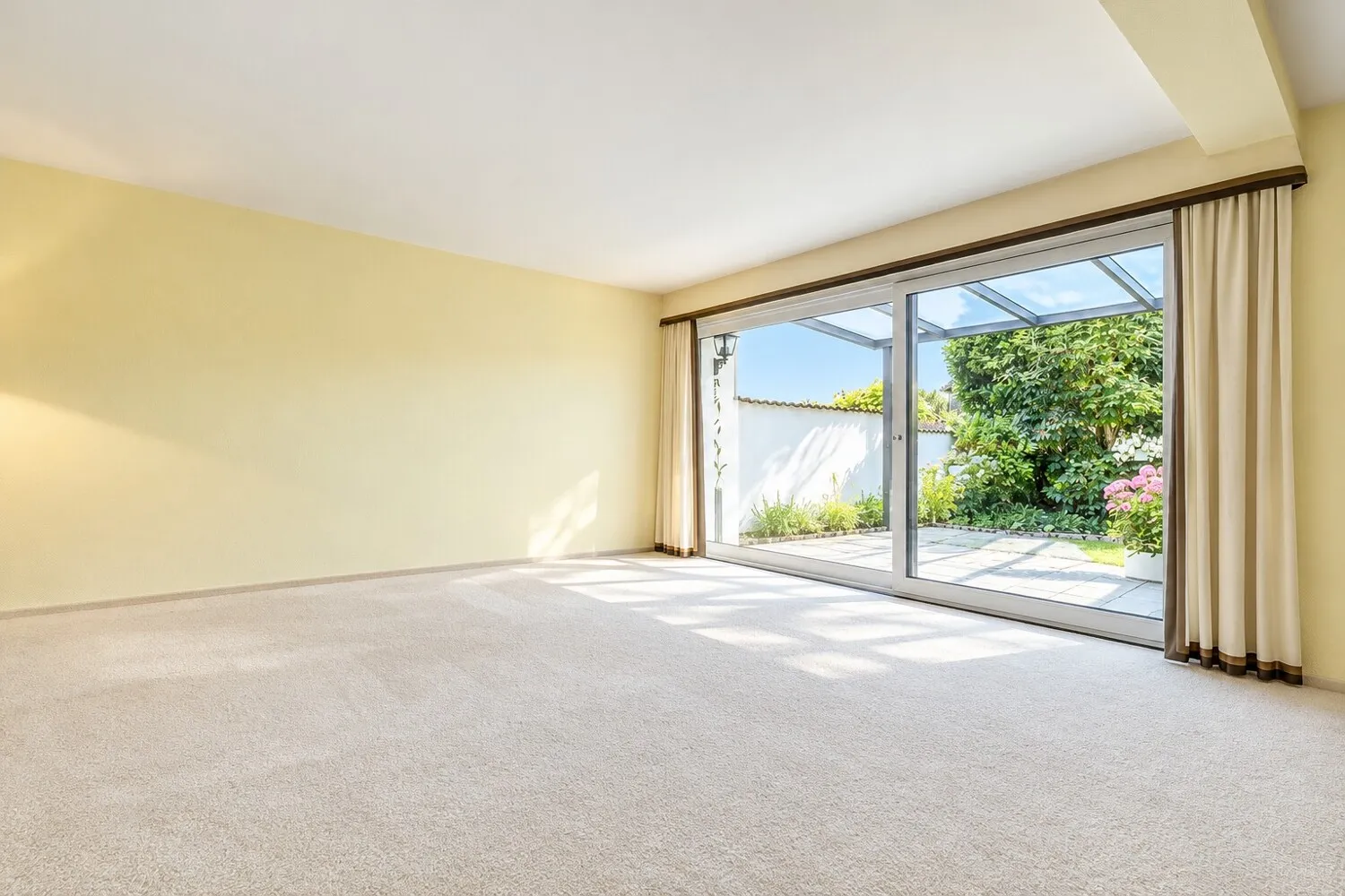 Wohnzimmer mit Terrasse
