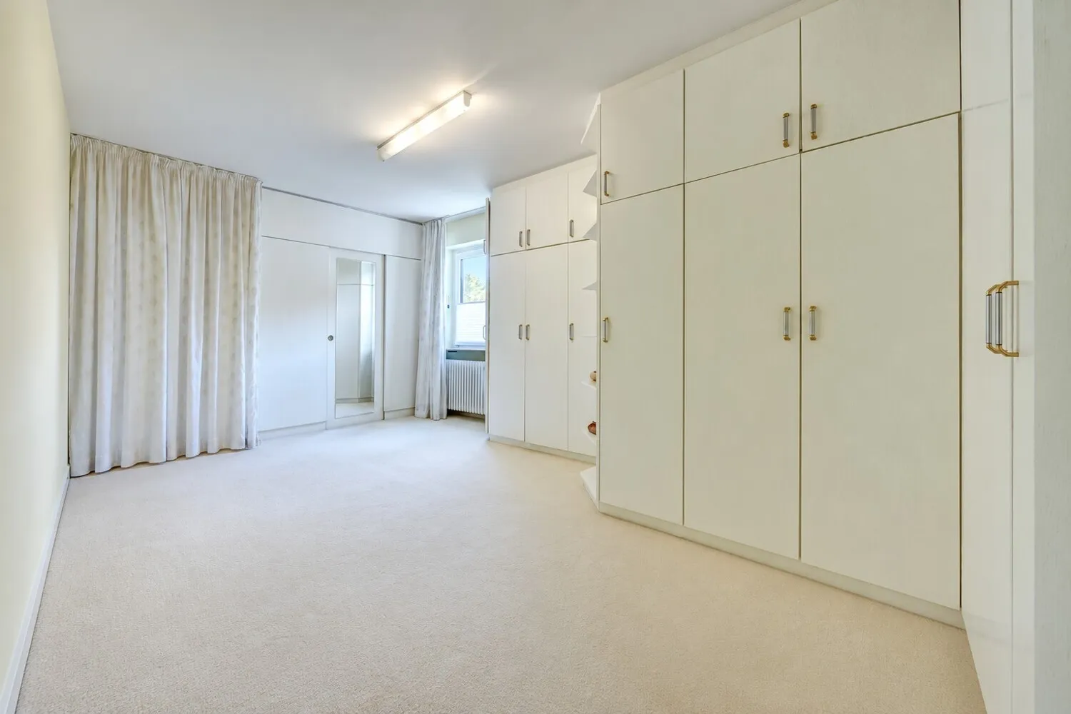 Zimmer I mit Einbauschränken