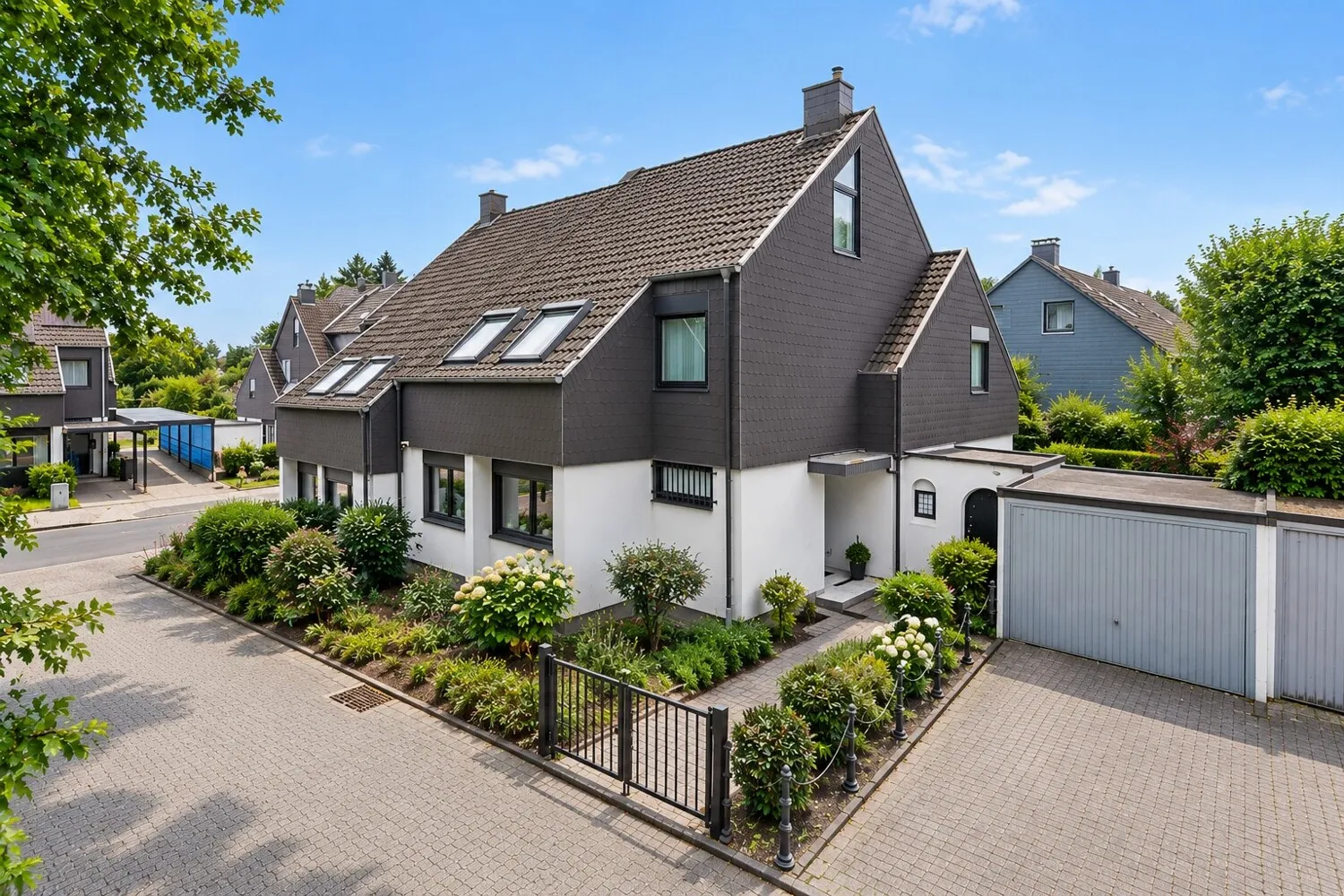 Modernes Haus mit gepflegtem Vorgarten
