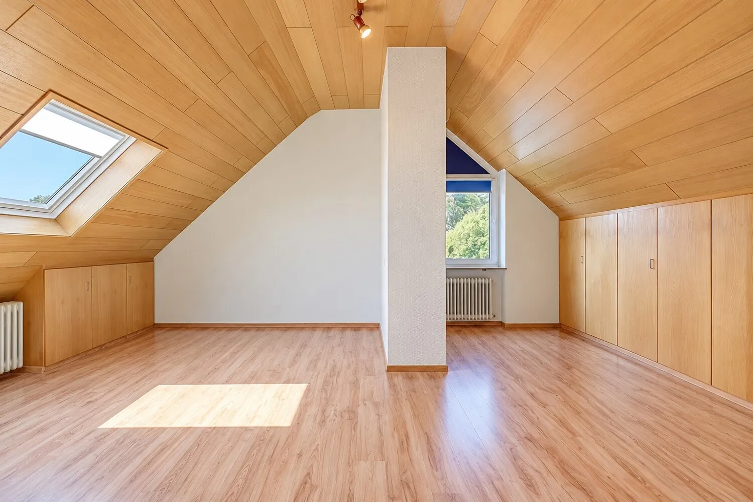 Dachstudio mit Holzverkleidung und Einbauschränken