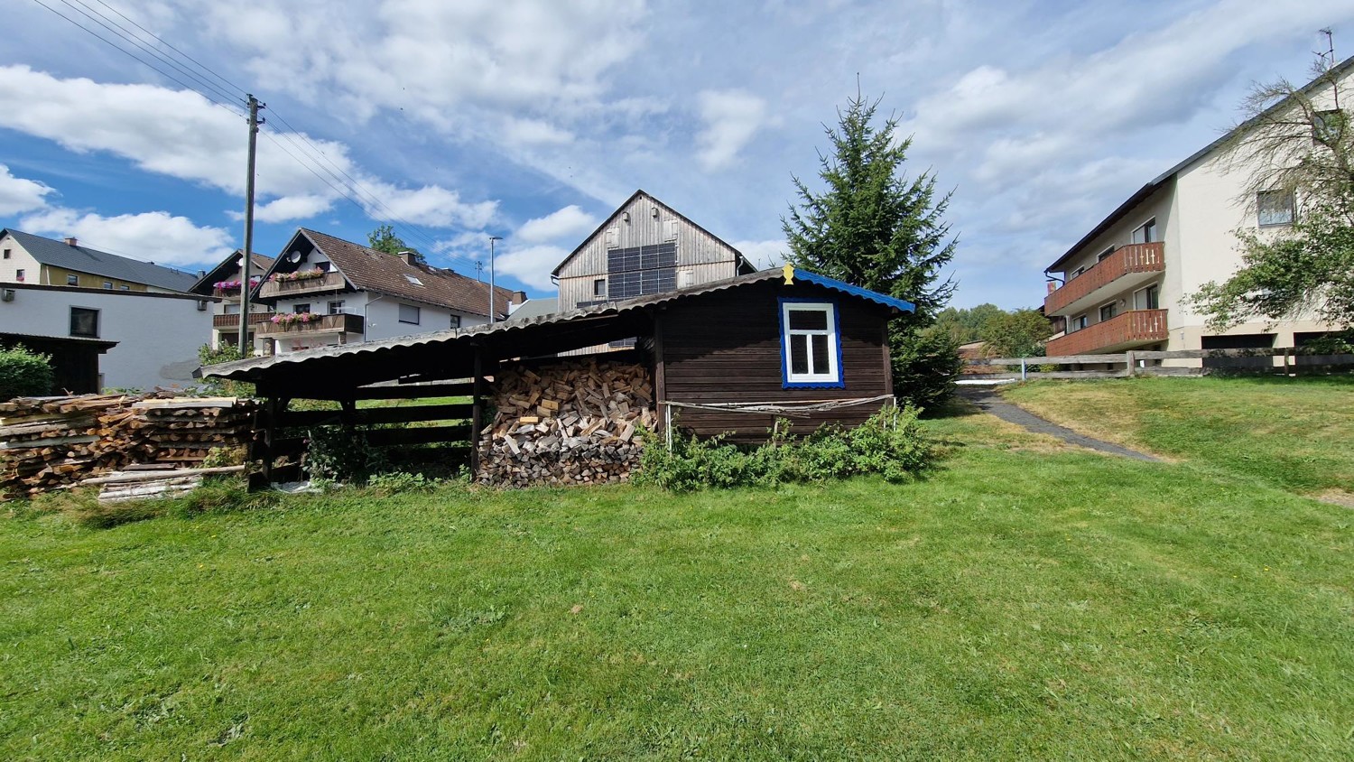 Gerätehaus mit Holzlege