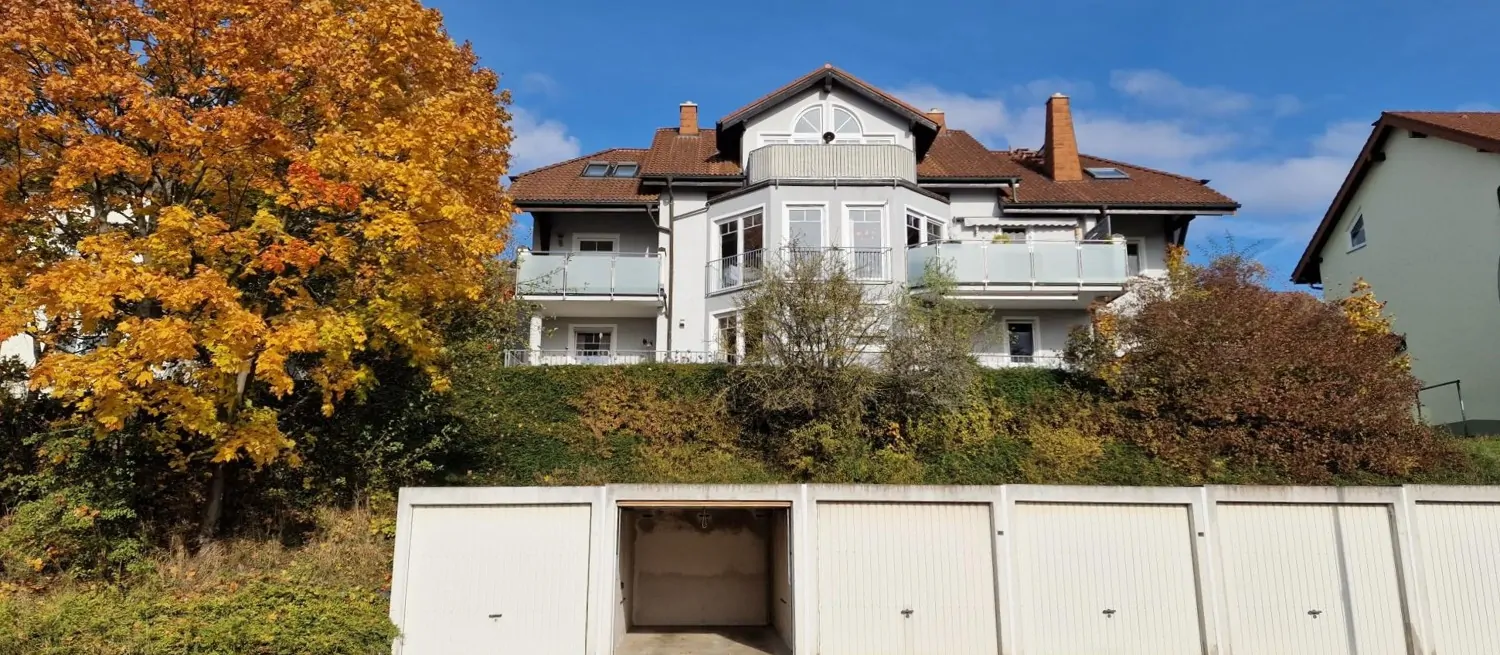 Außenansicht Wohnanlage und Garage