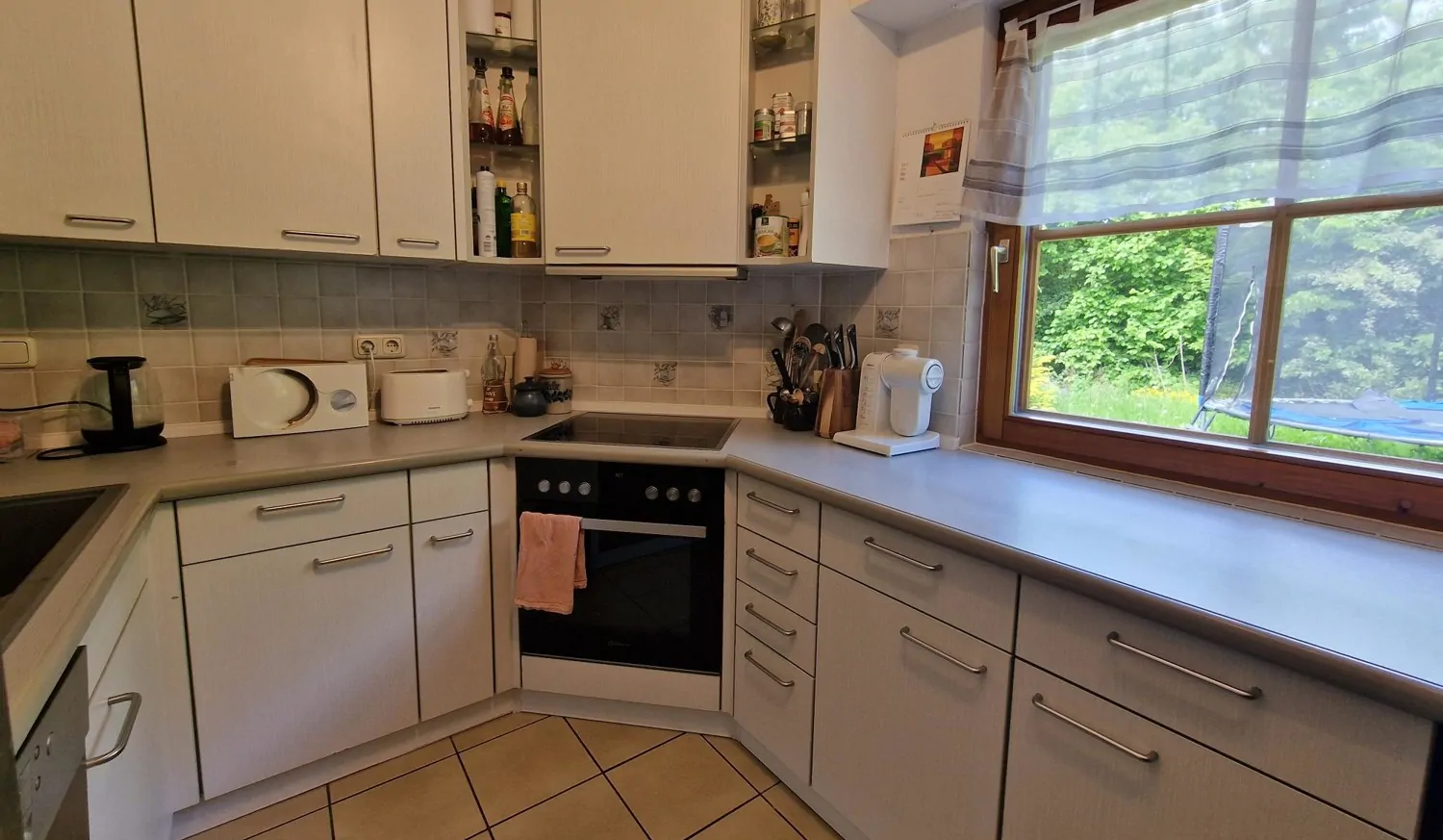 Küche mit Einbauküche