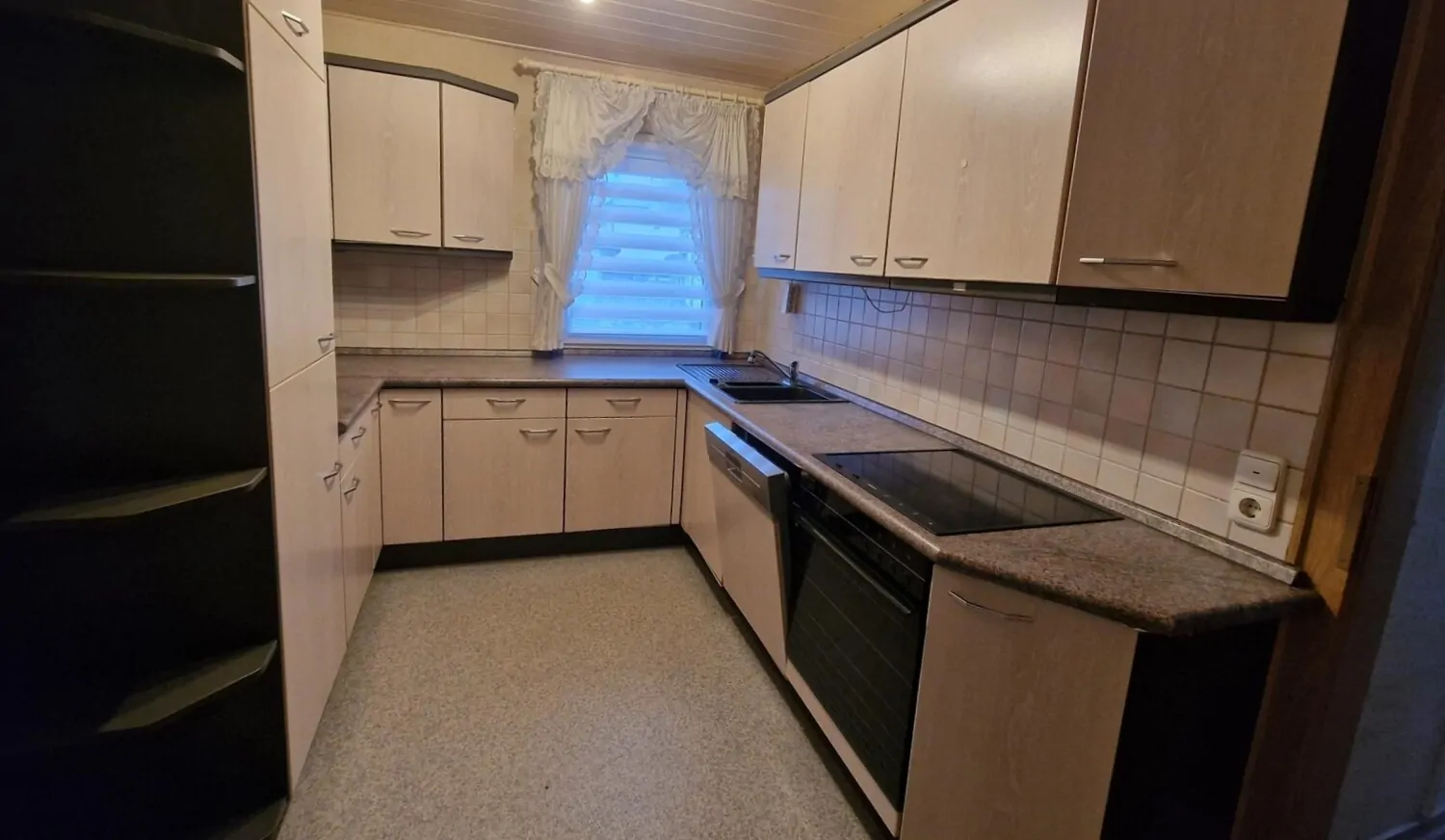 Küche mit Einbauküche EG