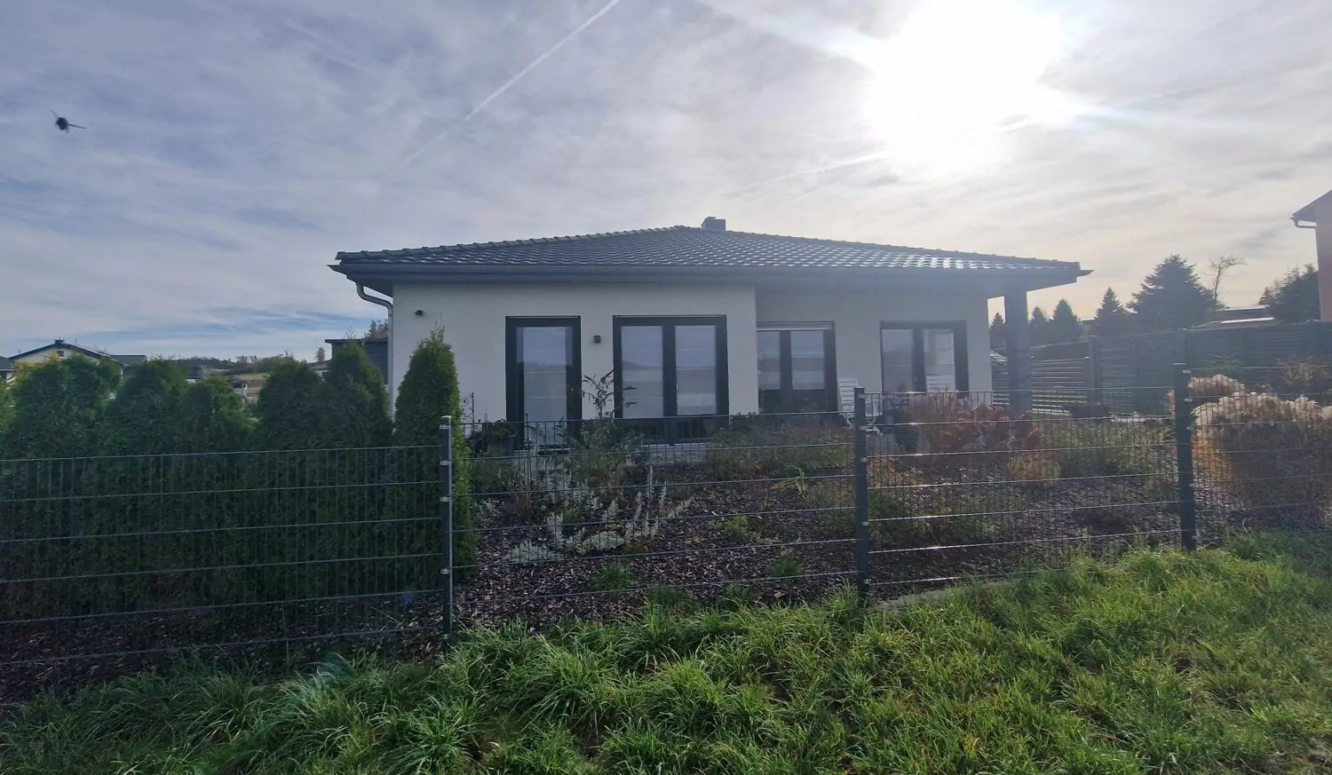 **Moderner Bungalow aus 2020 mit hochwertiger Ausstattung – großzügiges Grundstück und vieles mehr**