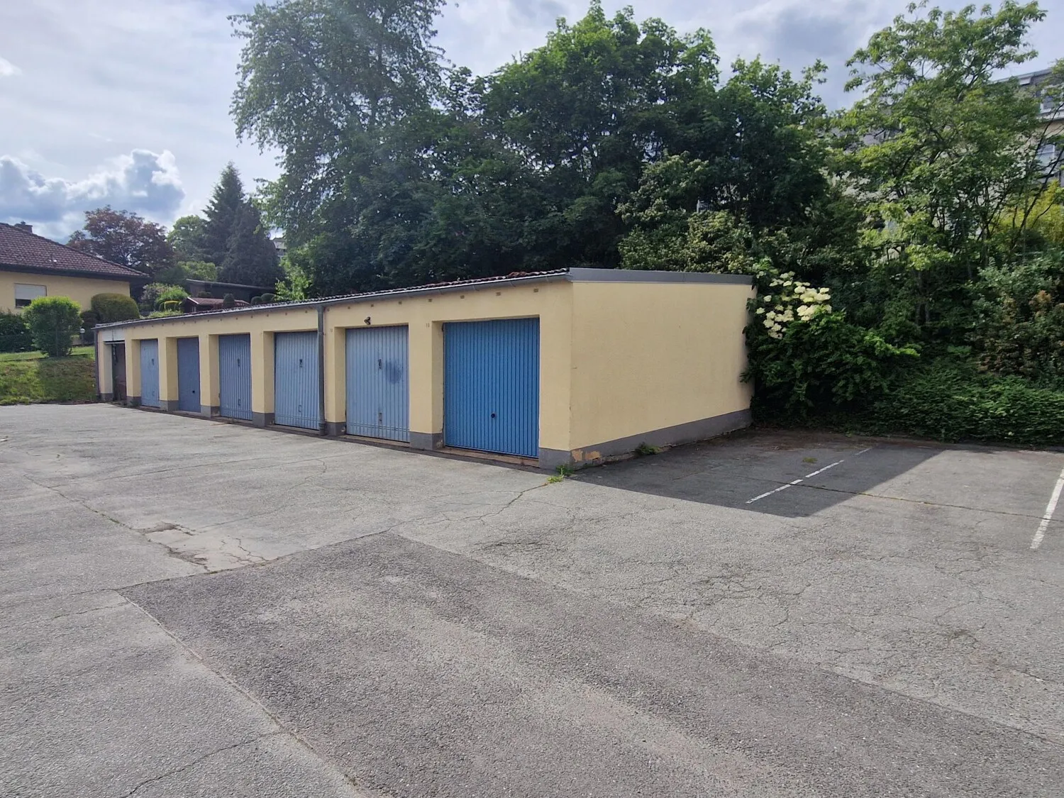 Garage (Erste von rechts)