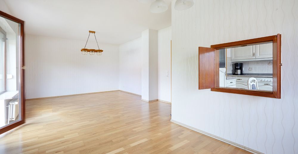 Wohnzimmer mit Durchreiche