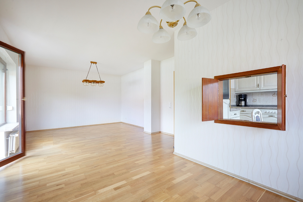 Wohnzimmer mit Durchreiche
