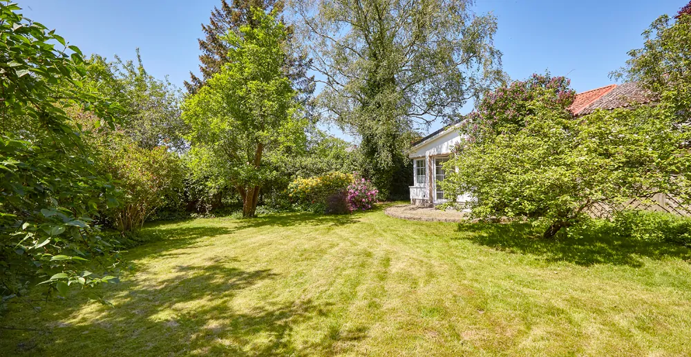 Grundstück rückwärtig