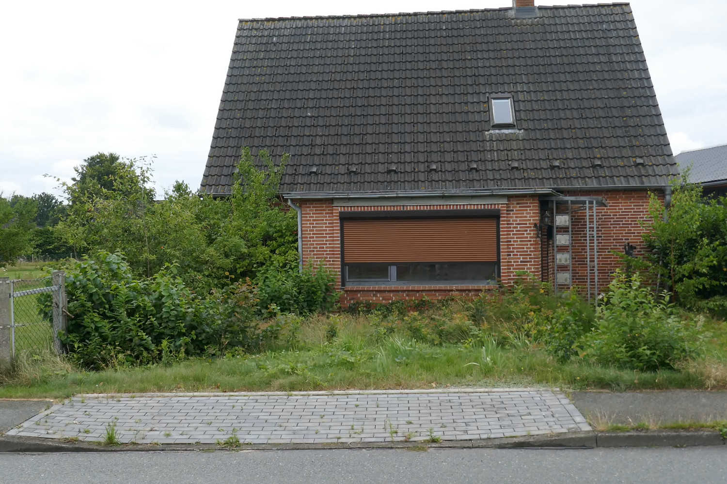 Zufahrt mit Altbestand