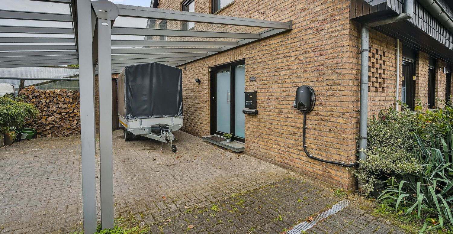 Eingangsbereich mit massivem Carport