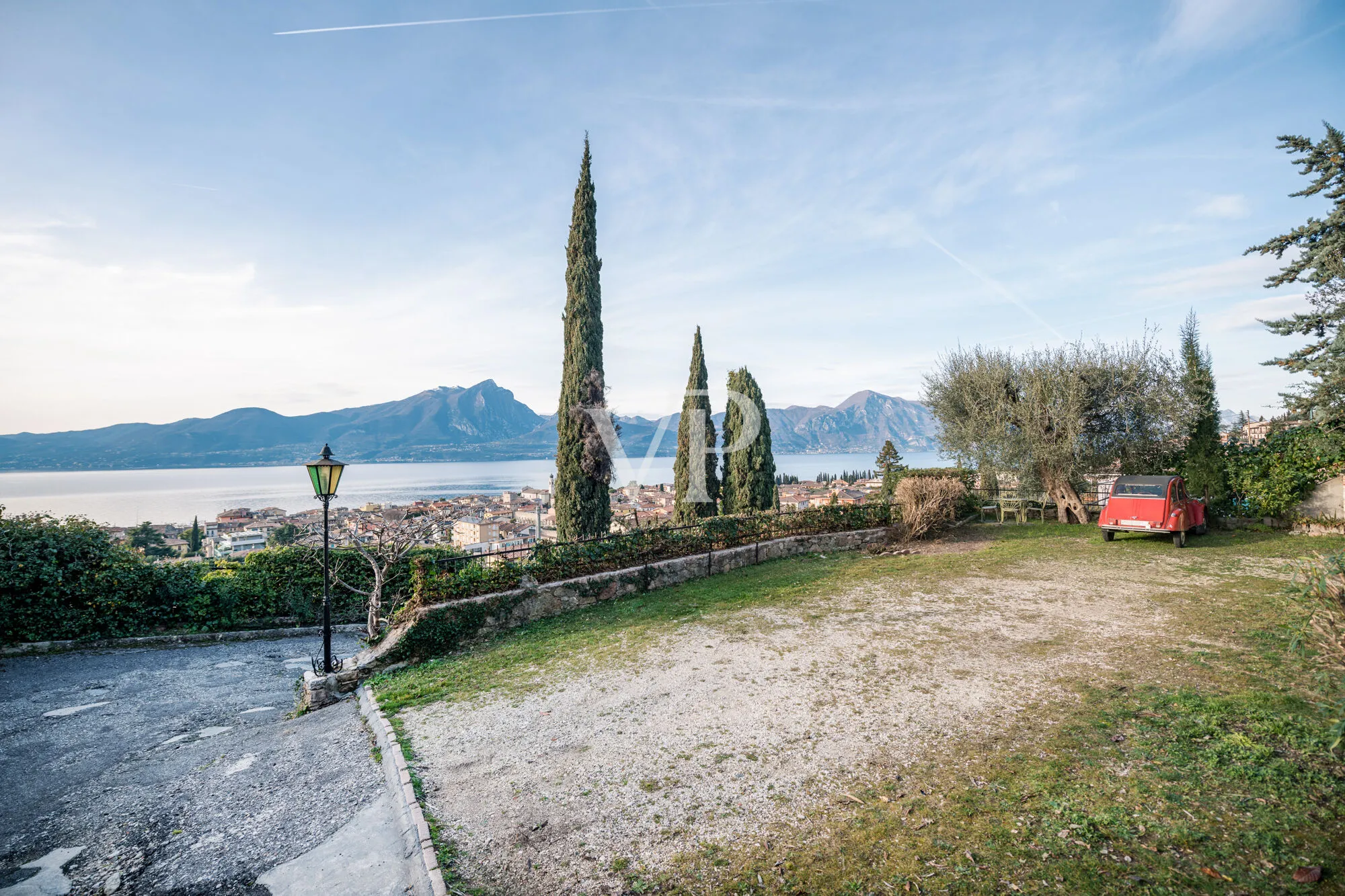 Exklusive Liegenschaft mit Seeblick und Ausbaupotenzial