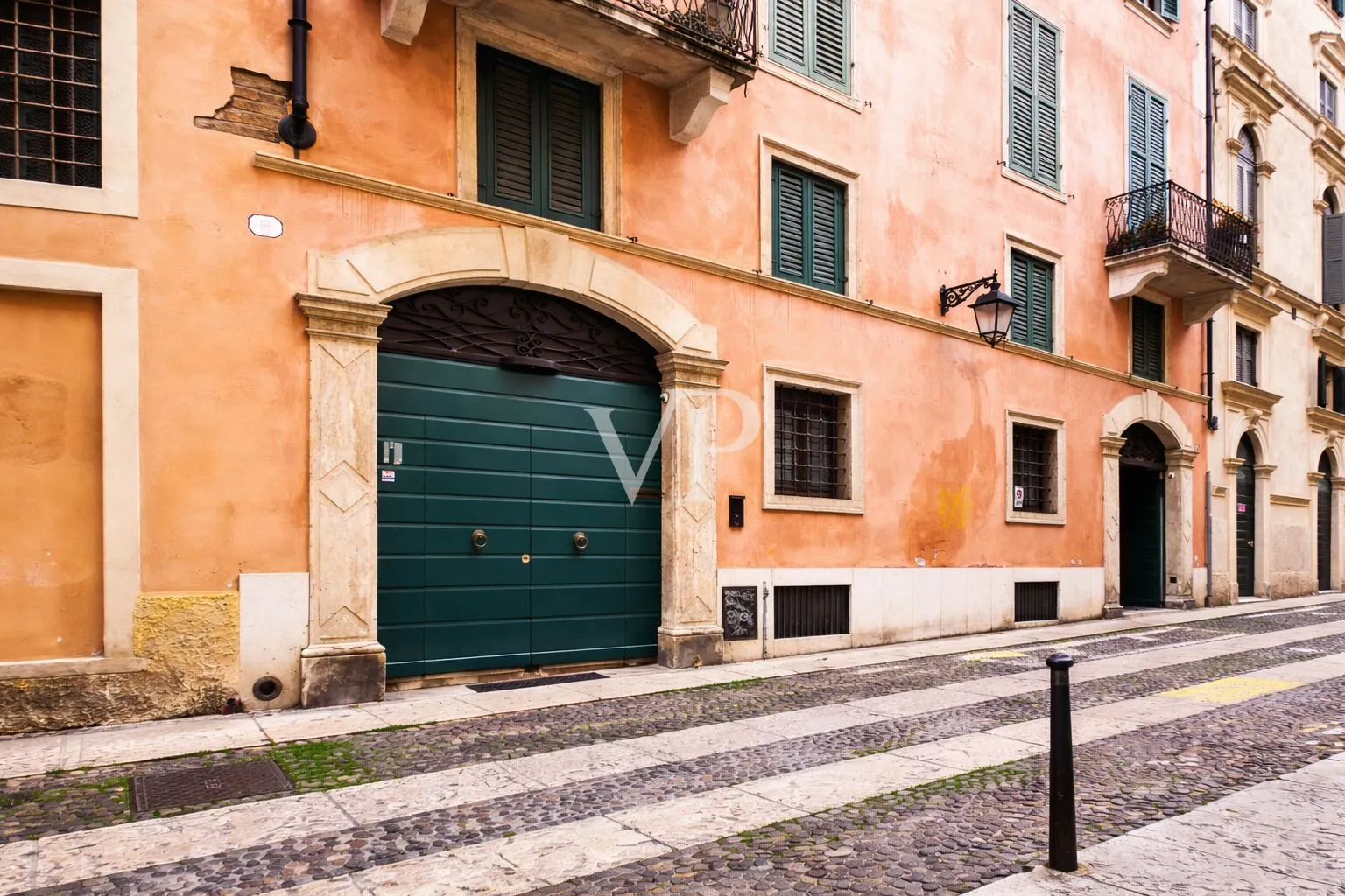Prestigeträchtiges historisches Gebäude im Zentrum von Verona mit Dreifachgarage