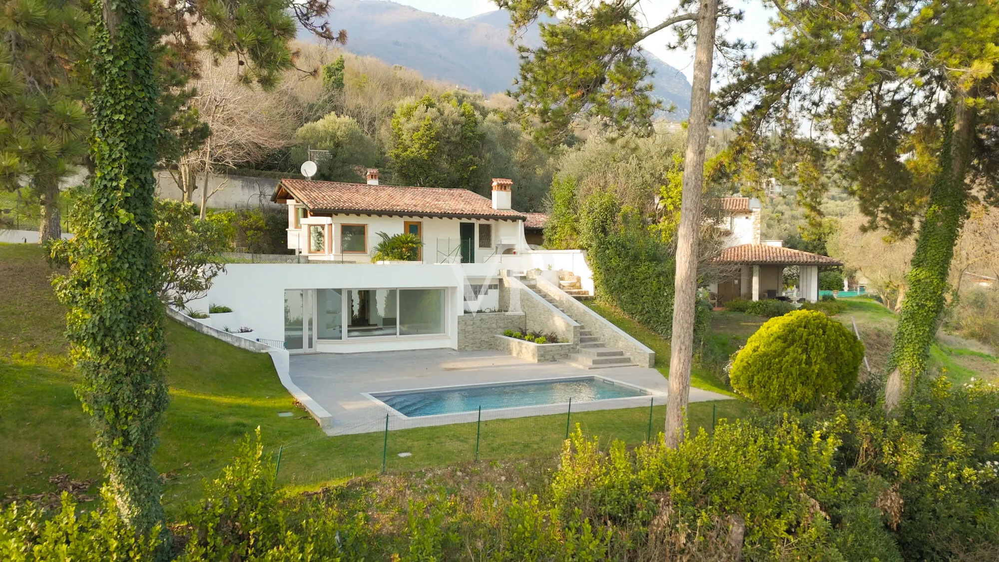 Elegante Villa mit traumhaftem Seepanorama
