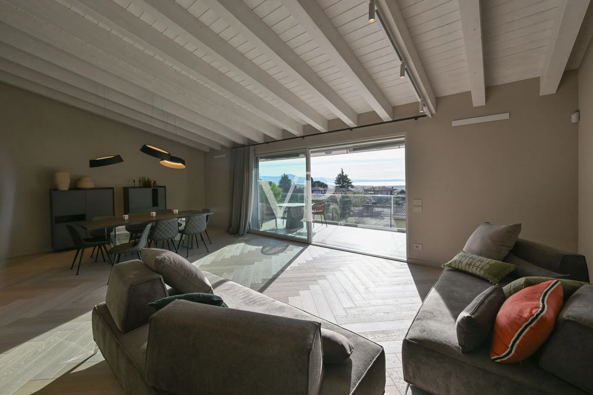 Villa récente avec vue sur le lac