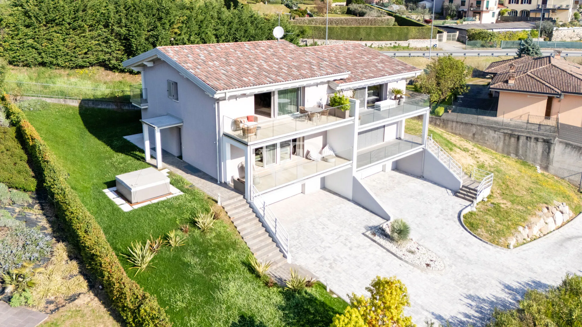Villa récente avec vue sur le lac