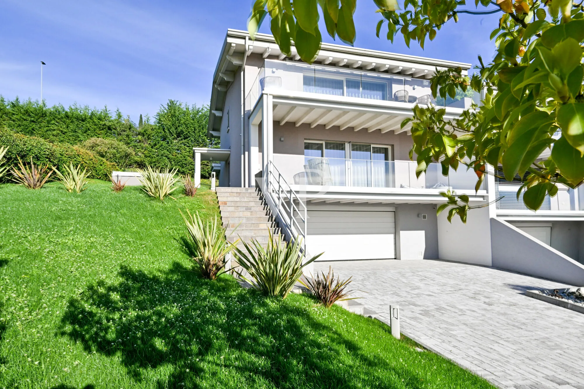 Villa récente avec vue sur le lac