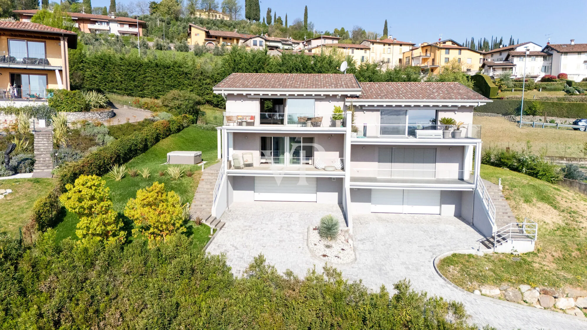Villa récente avec vue sur le lac