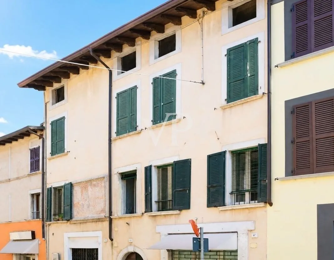 Edificio histórico emblemático en el corazón de Salò