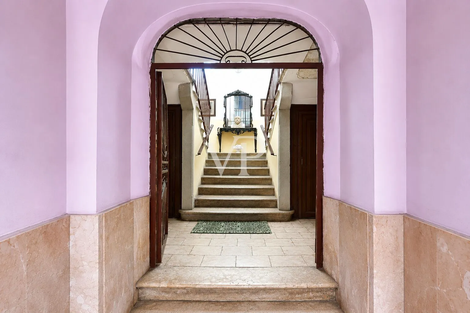 Edificio histórico emblemático en el corazón de Salò