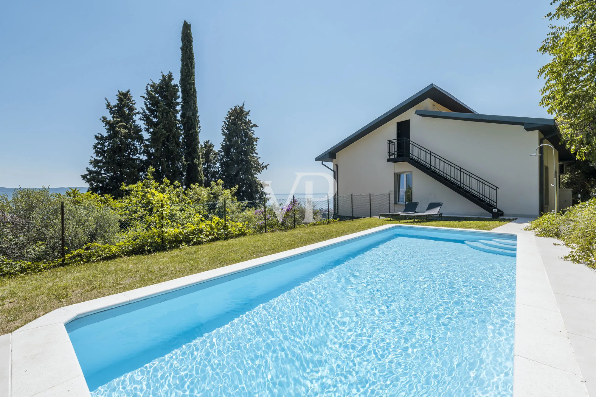 Elegante Villa mit Seeblick, Panoramaterrassen und Schwimmbad