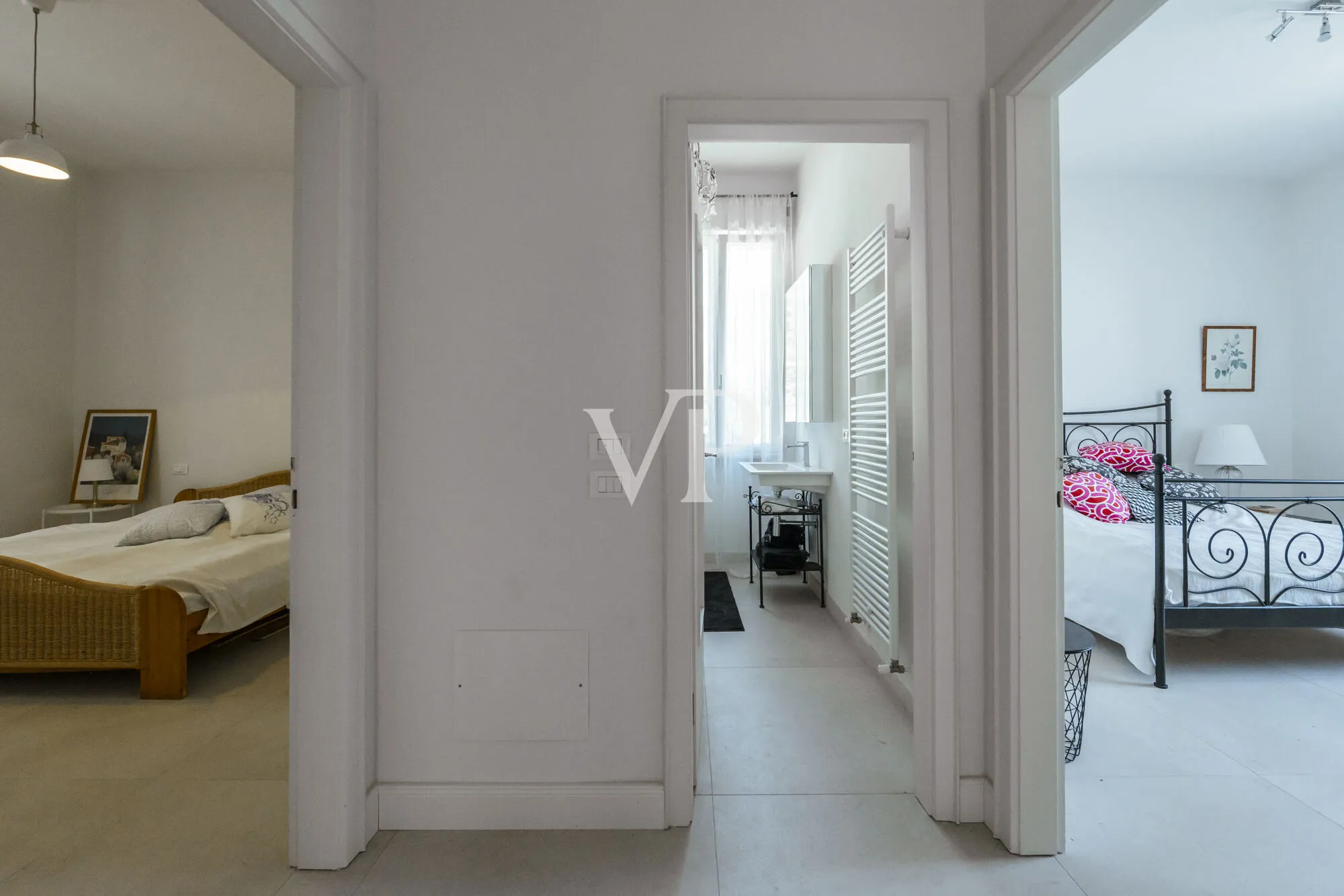 Elegante Villa mit Seeblick, Panoramaterrassen und Schwimmbad