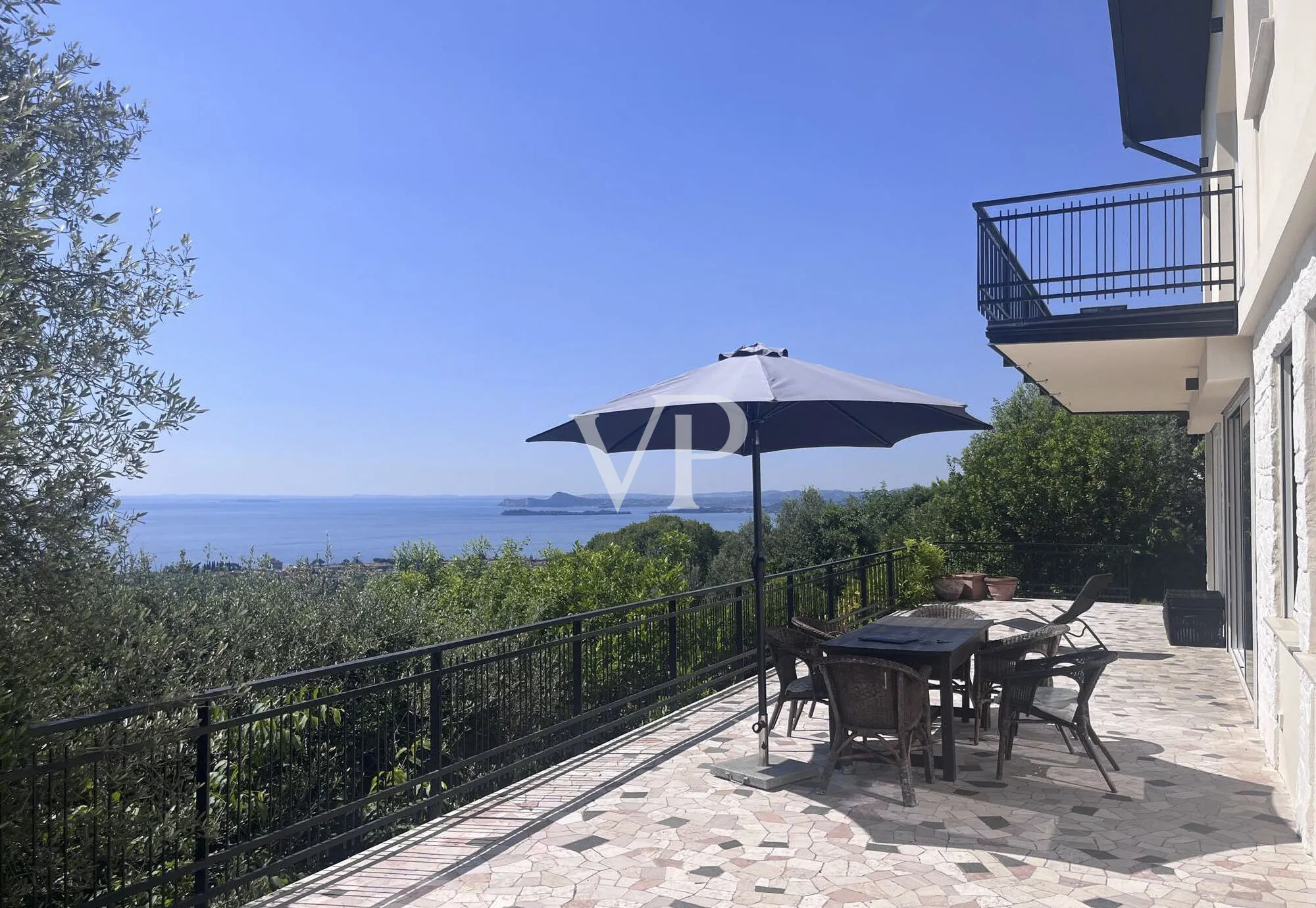 Elegante Villa mit Seeblick, Panoramaterrassen und Schwimmbad