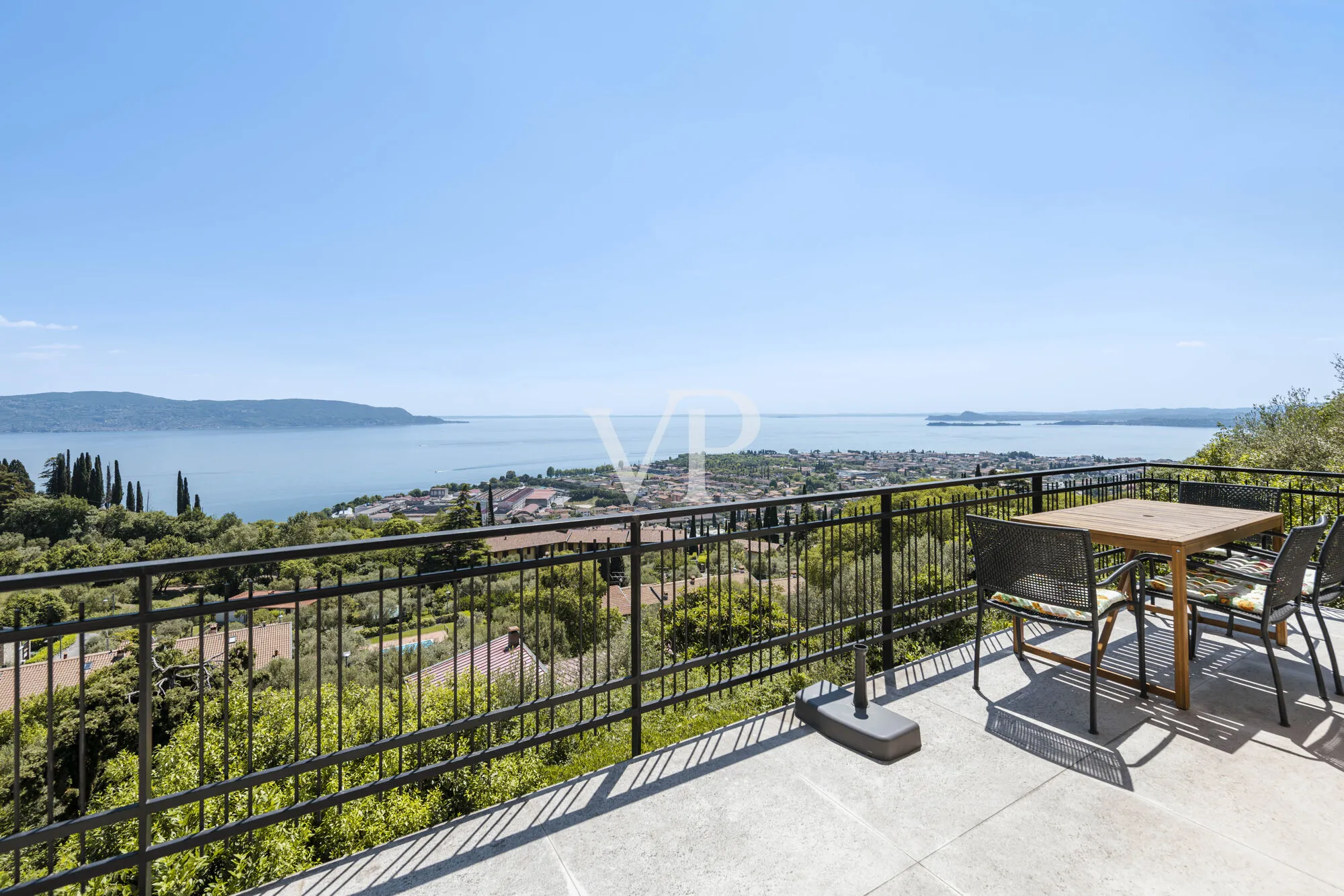 Elegante Villa mit Seeblick, Panoramaterrassen und Schwimmbad