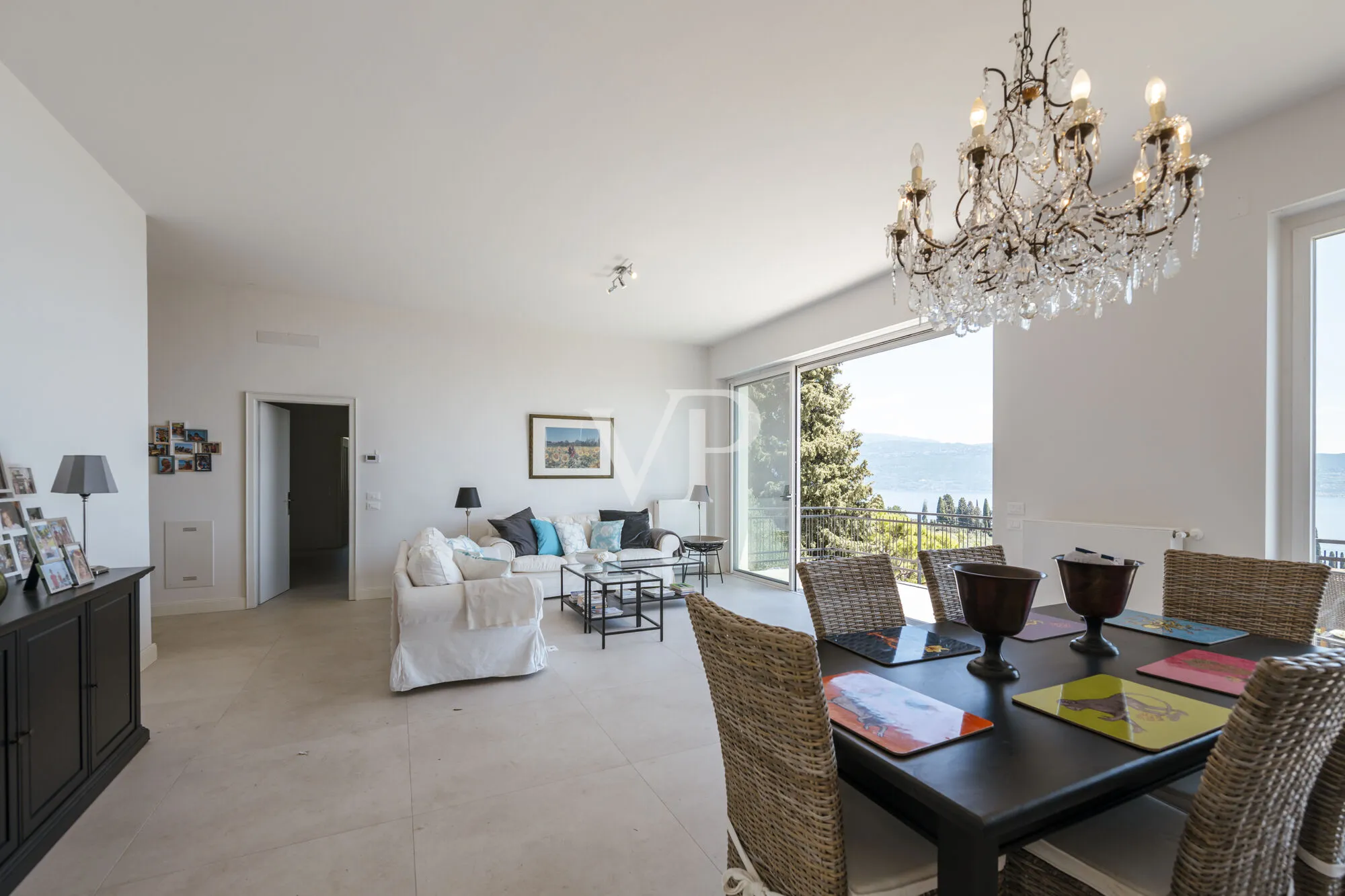 Elegante Villa mit Seeblick, Panoramaterrassen und Schwimmbad