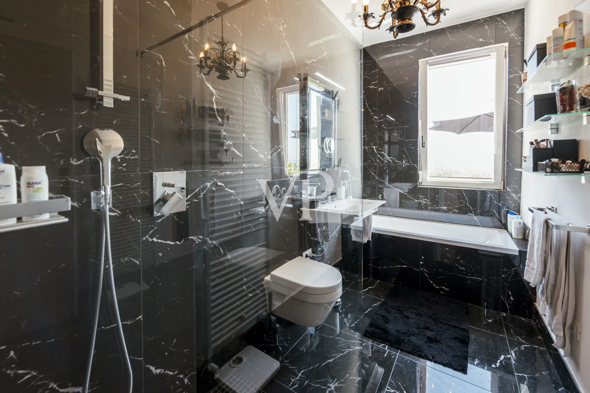 Elegante Villa mit Seeblick, Panoramaterrassen und Schwimmbad