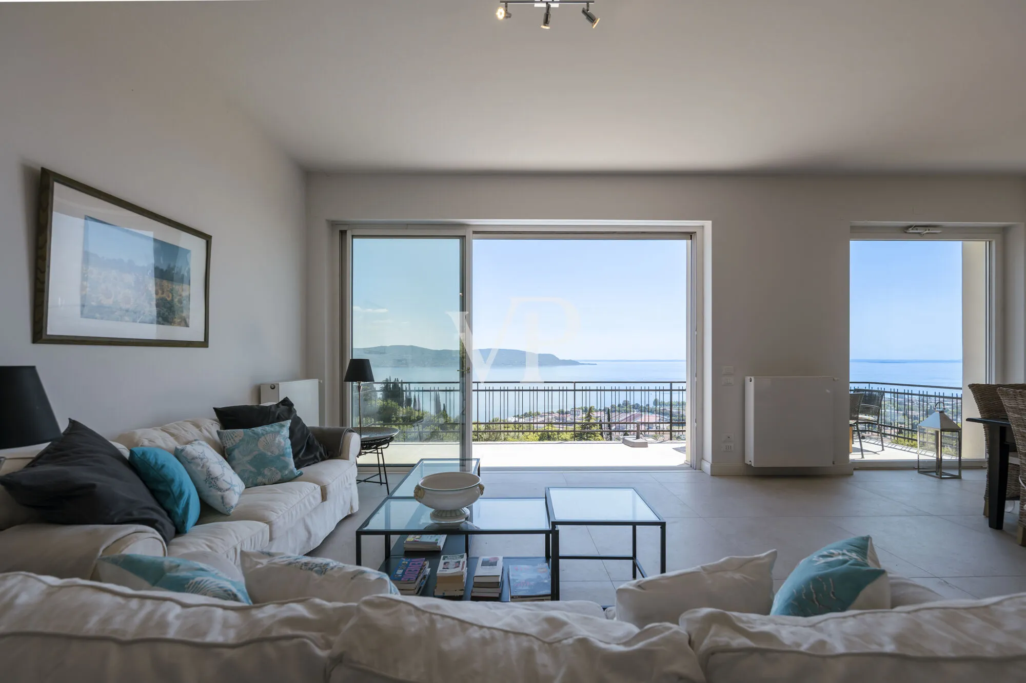 Elegante Villa mit Seeblick, Panoramaterrassen und Schwimmbad