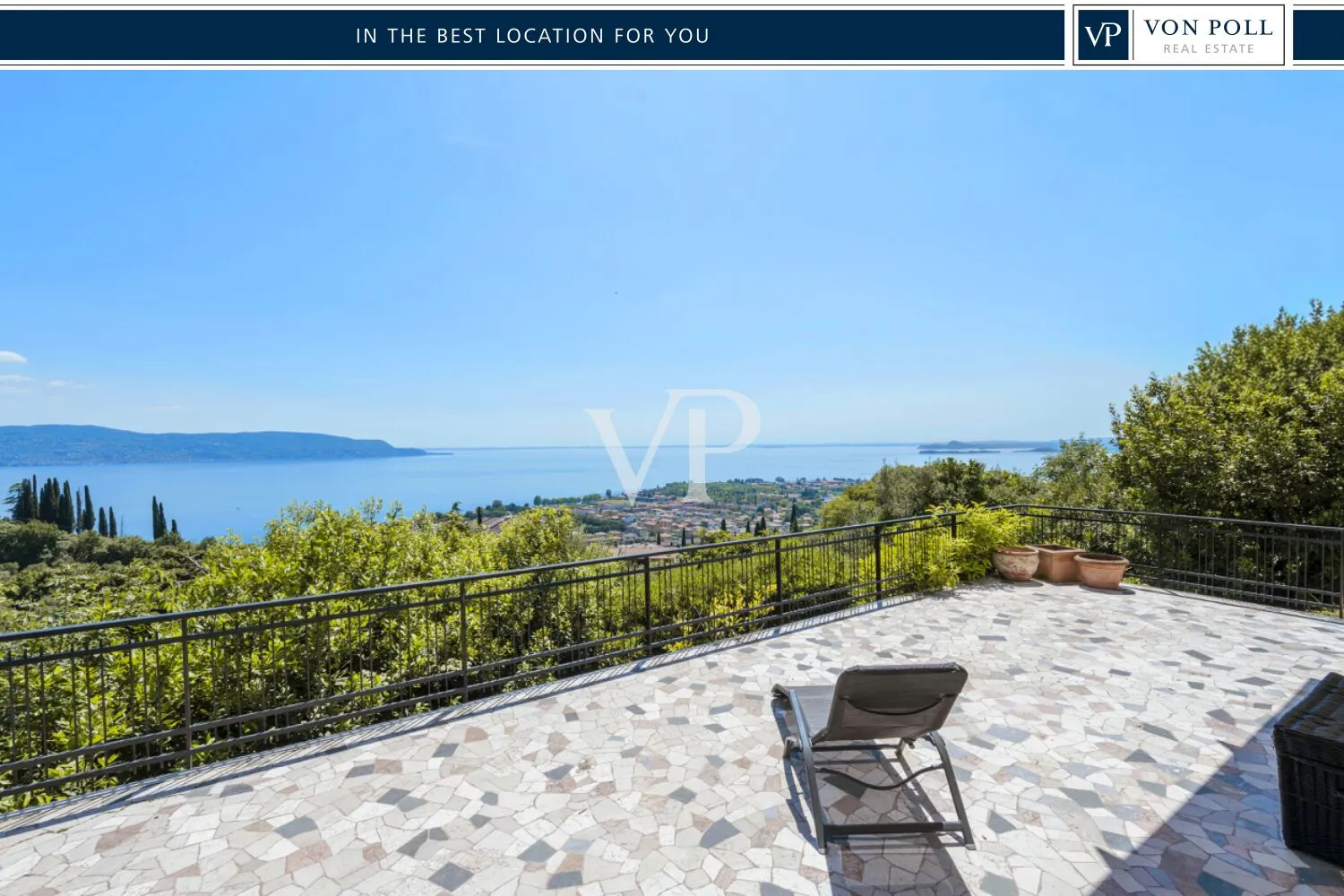 Villa avec de grandes terrasses panoramiques et une vue enchanteresse sur le lac
