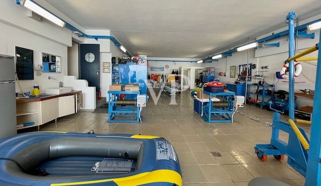 Boat garage intern