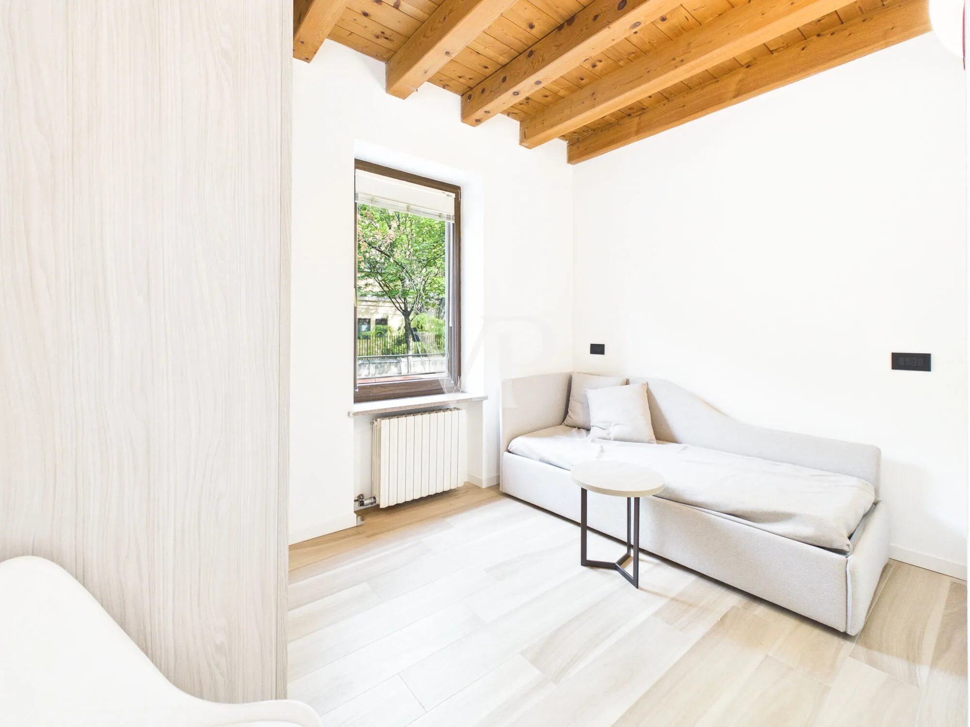 Renovierte Wohnung in einem Zweifamilienhaus mit Garage