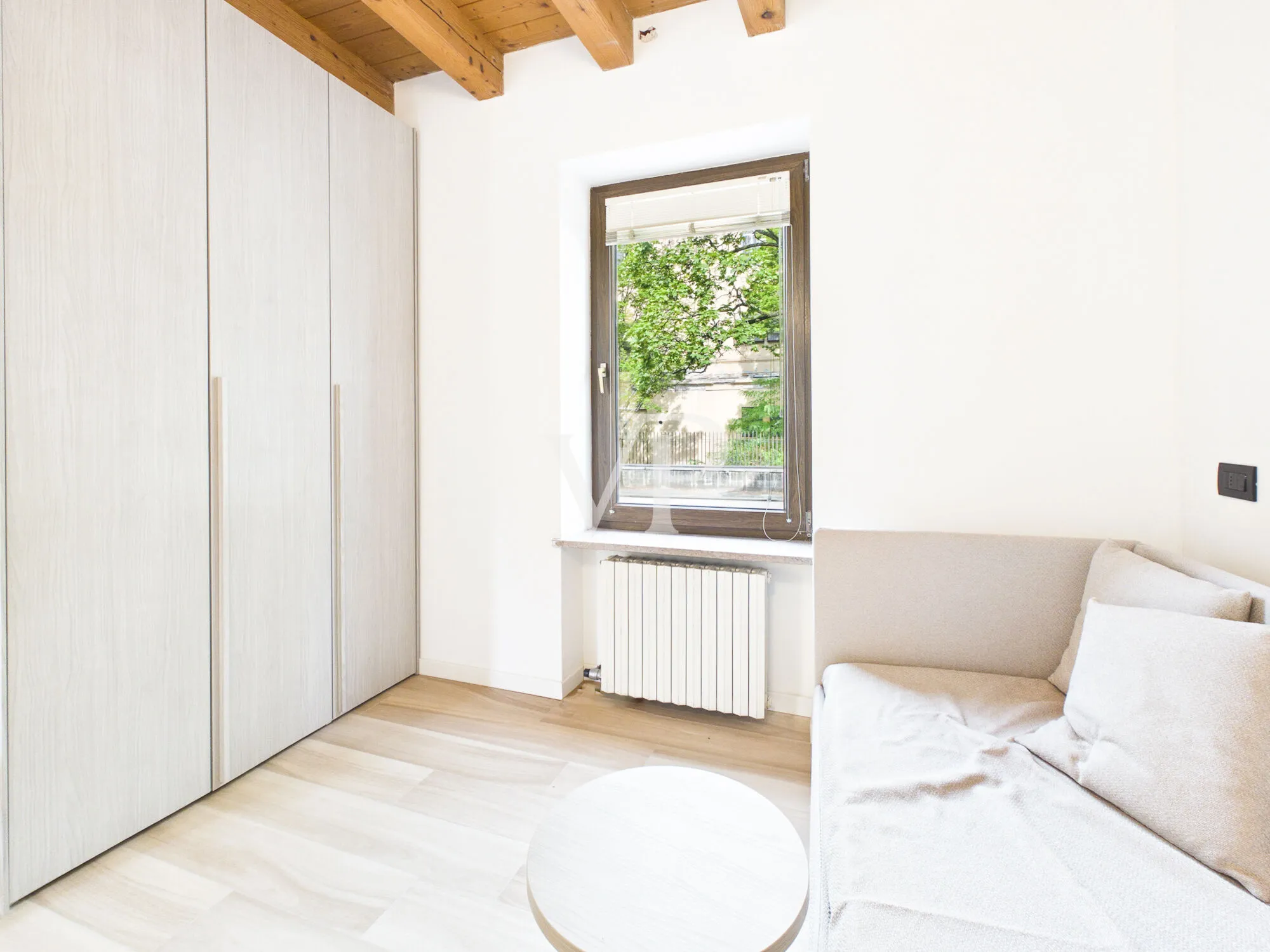 Renovierte Wohnung in einem Zweifamilienhaus mit Garage