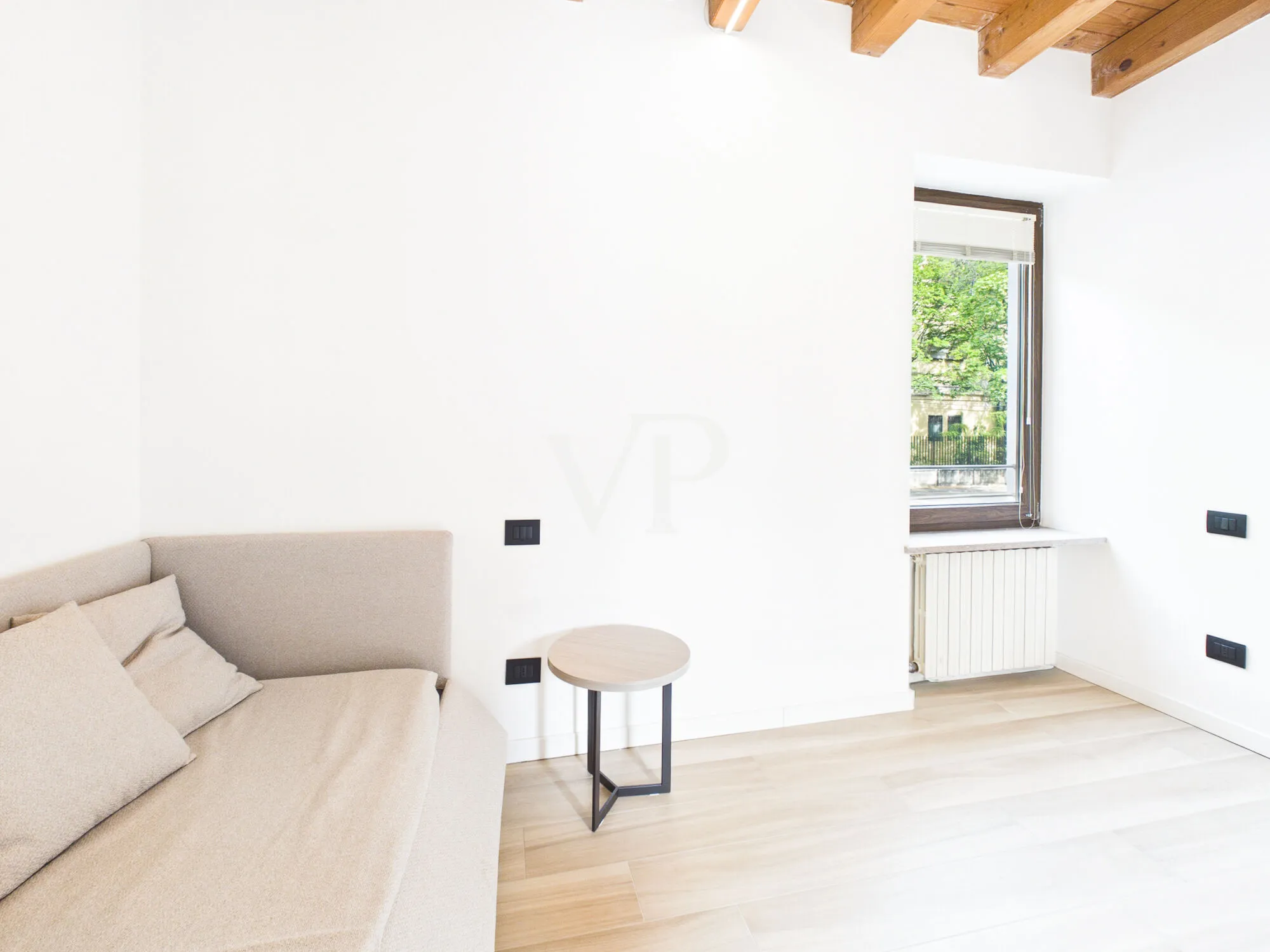 Renovierte Wohnung in einem Zweifamilienhaus mit Garage