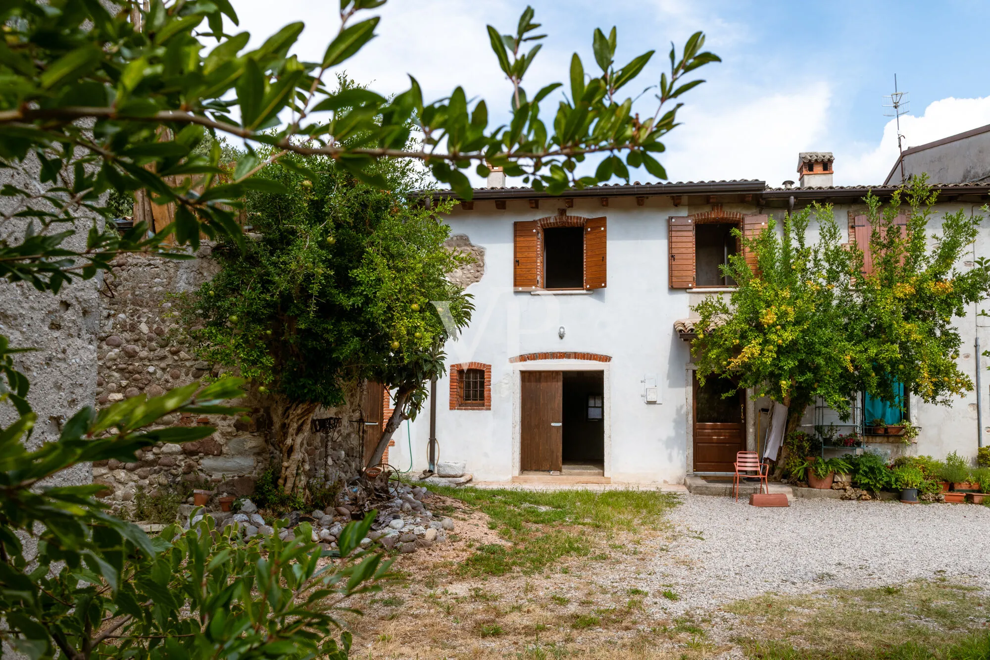 Maison rustique typique à l'état brut avec un grand terrain