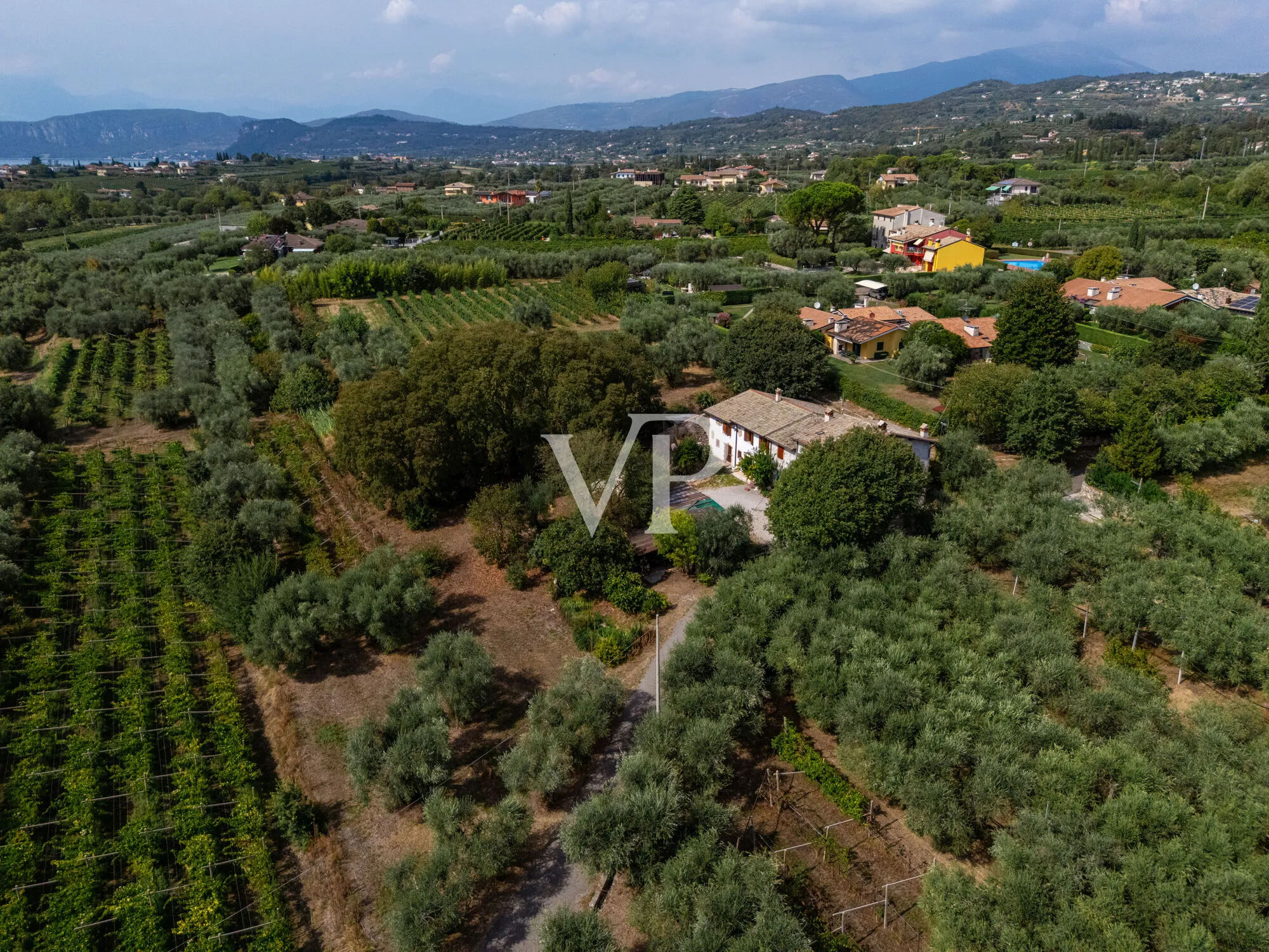 Maison rustique typique à l'état brut avec un grand terrain
