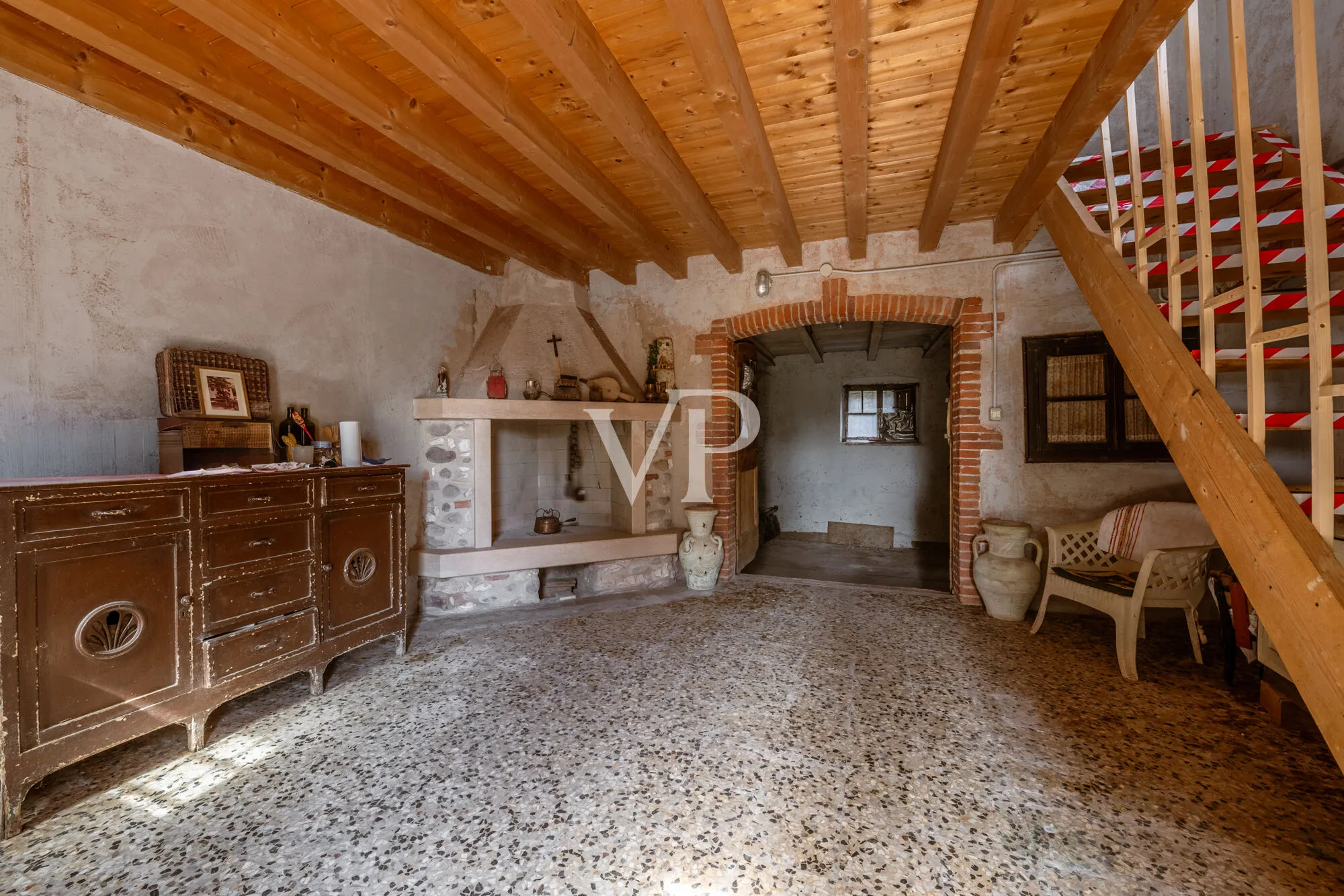 Maison rustique typique à l'état brut avec un grand terrain
