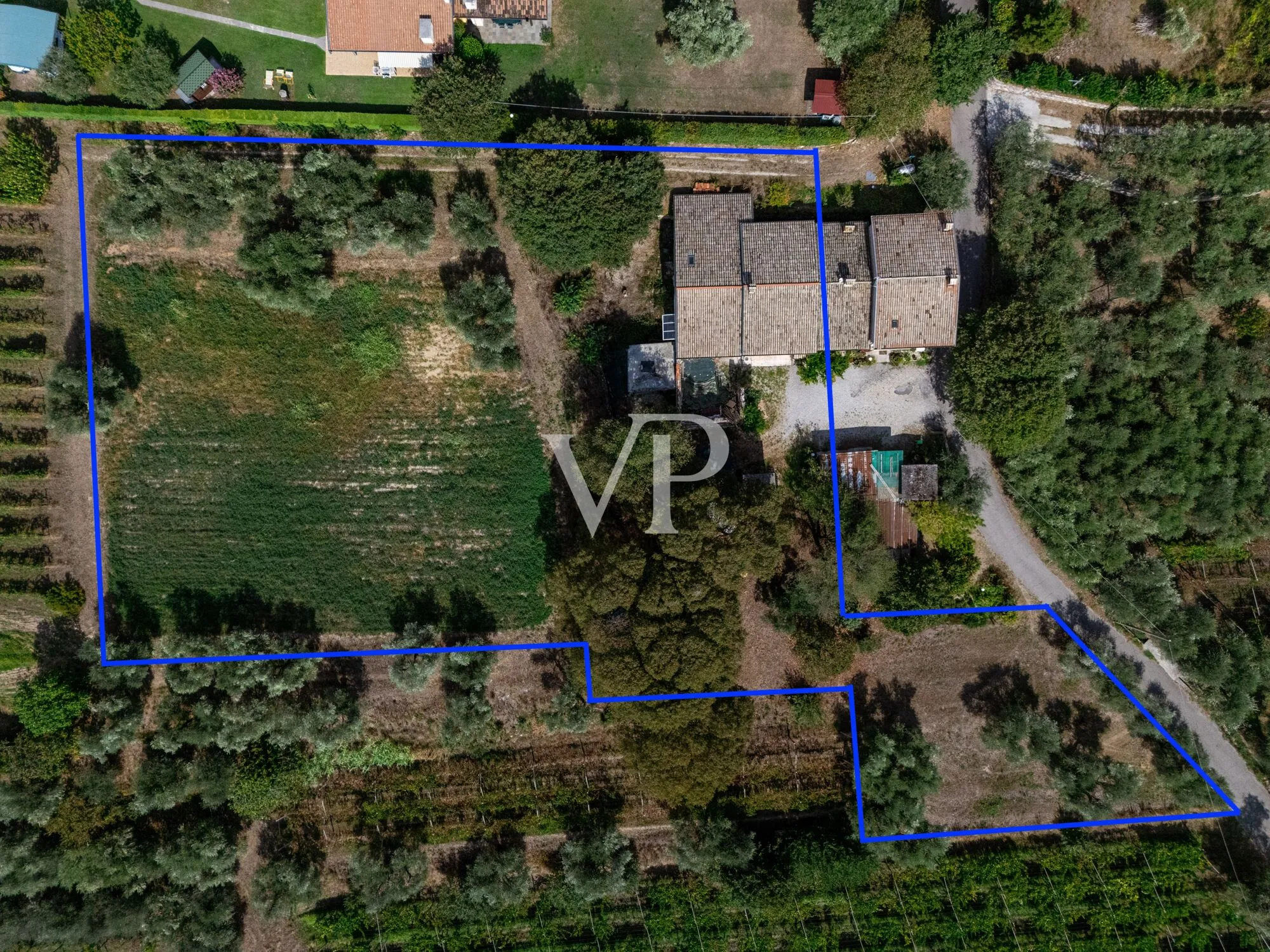 Maison rustique typique à l'état brut avec un grand terrain