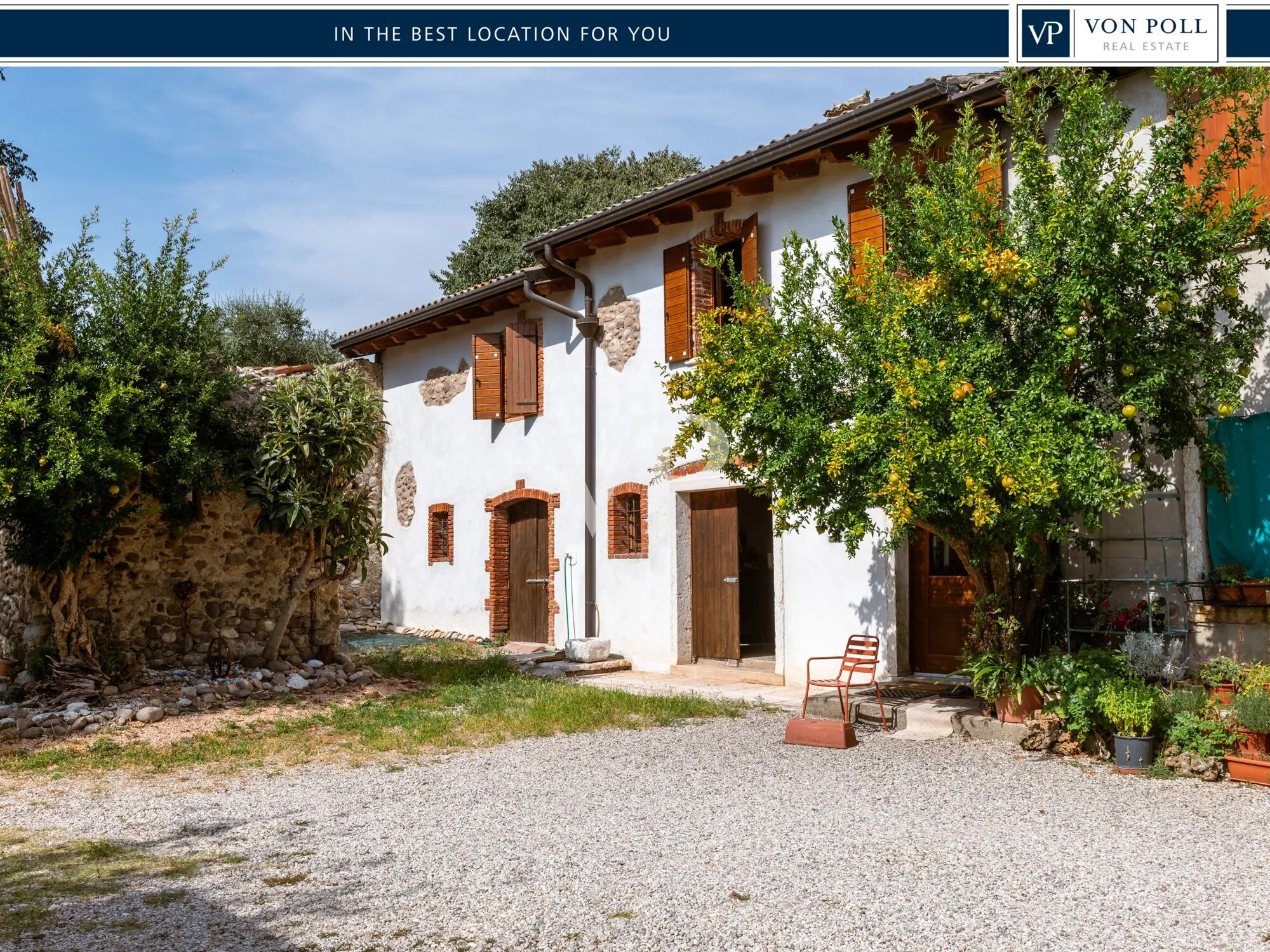 Maison rustique typique à l'état brut avec un grand terrain