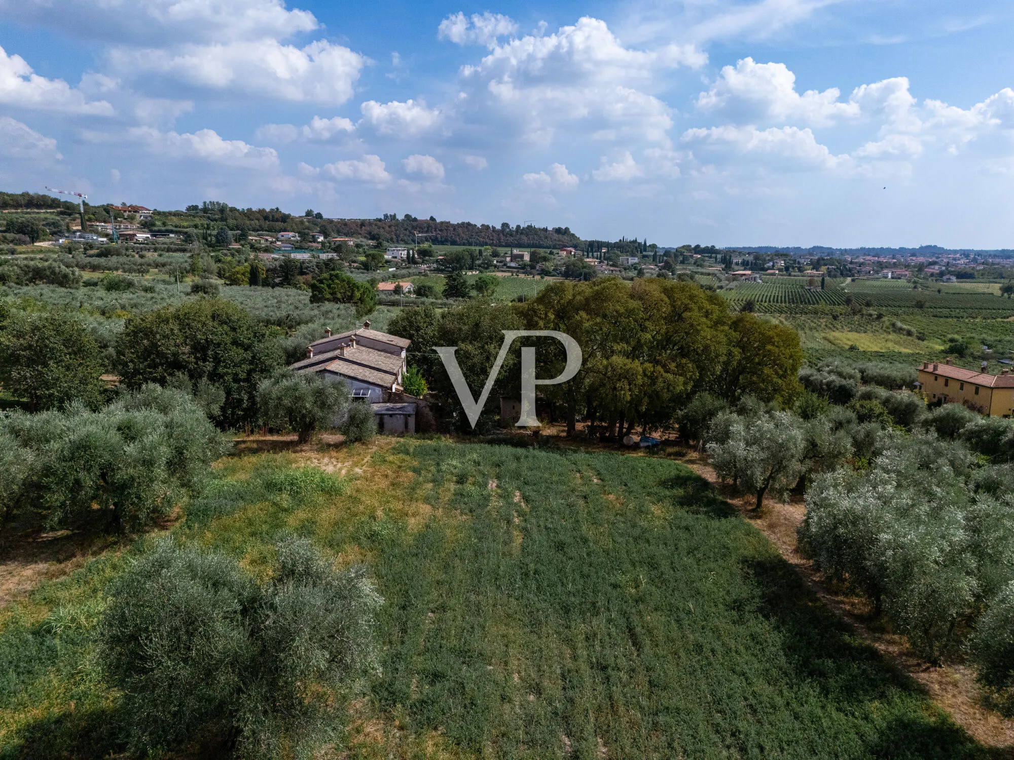 Maison rustique typique à l'état brut avec un grand terrain