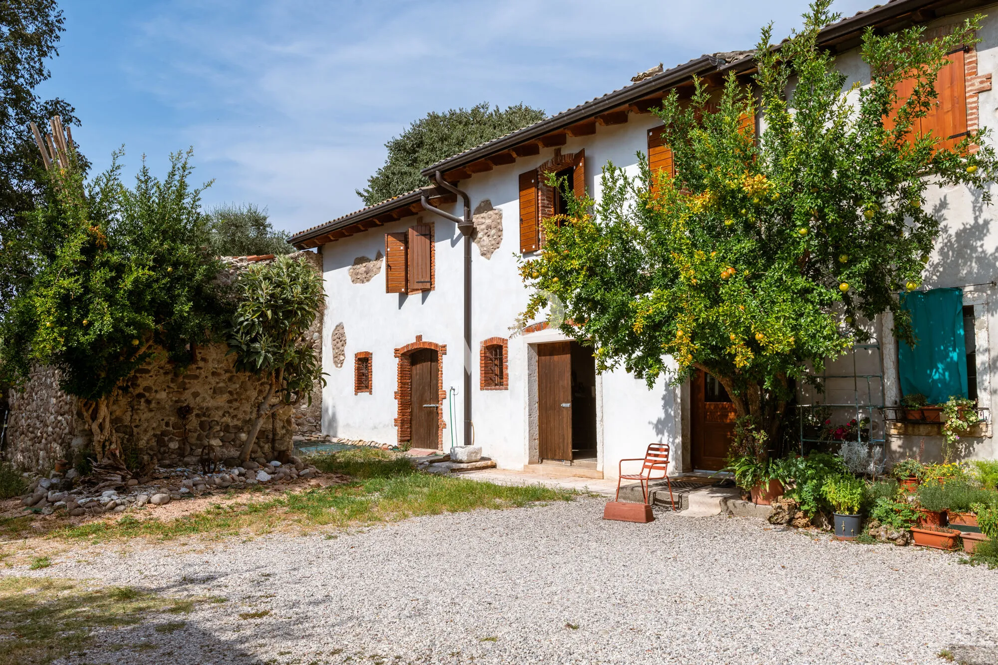 Maison rustique typique à l'état brut avec un grand terrain