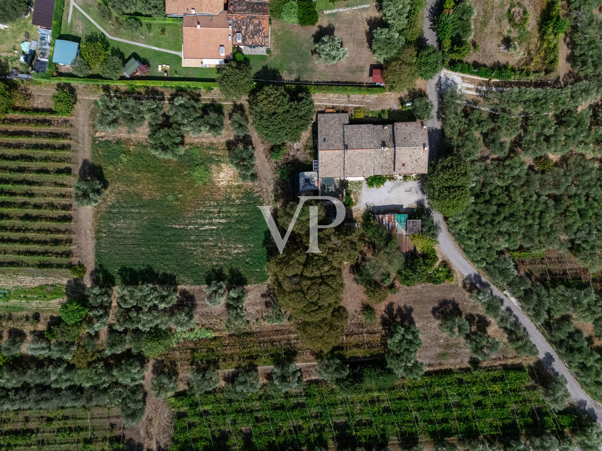 Maison rustique typique à l'état brut avec un grand terrain