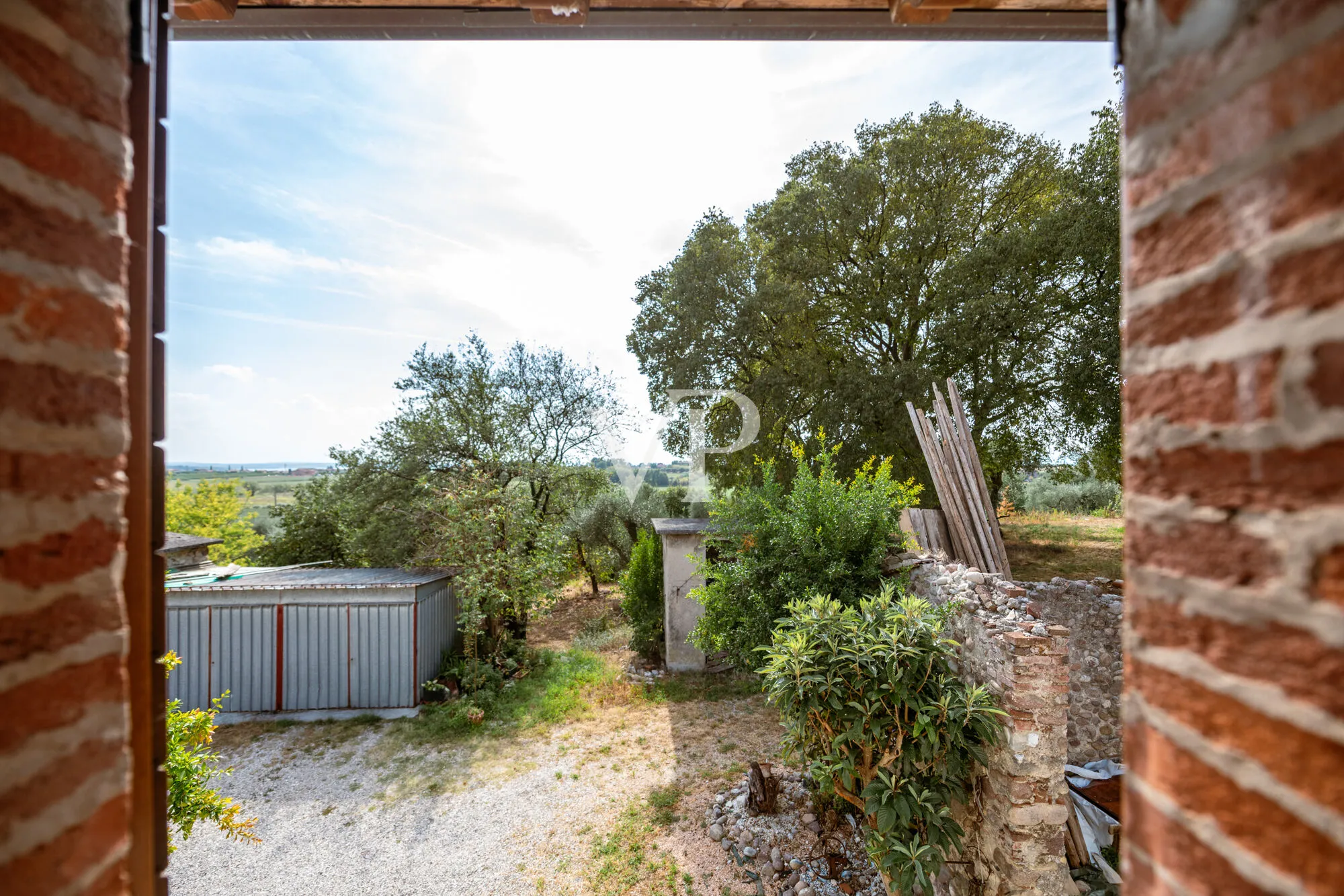 Maison rustique typique à l'état brut avec un grand terrain