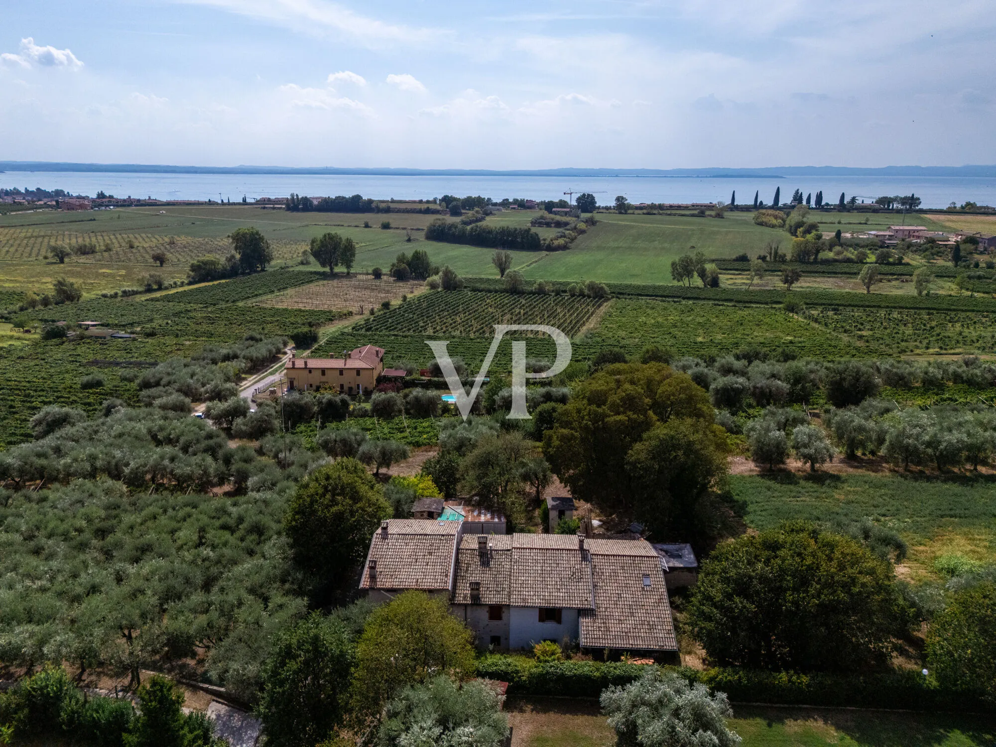 Maison rustique typique à l'état brut avec un grand terrain