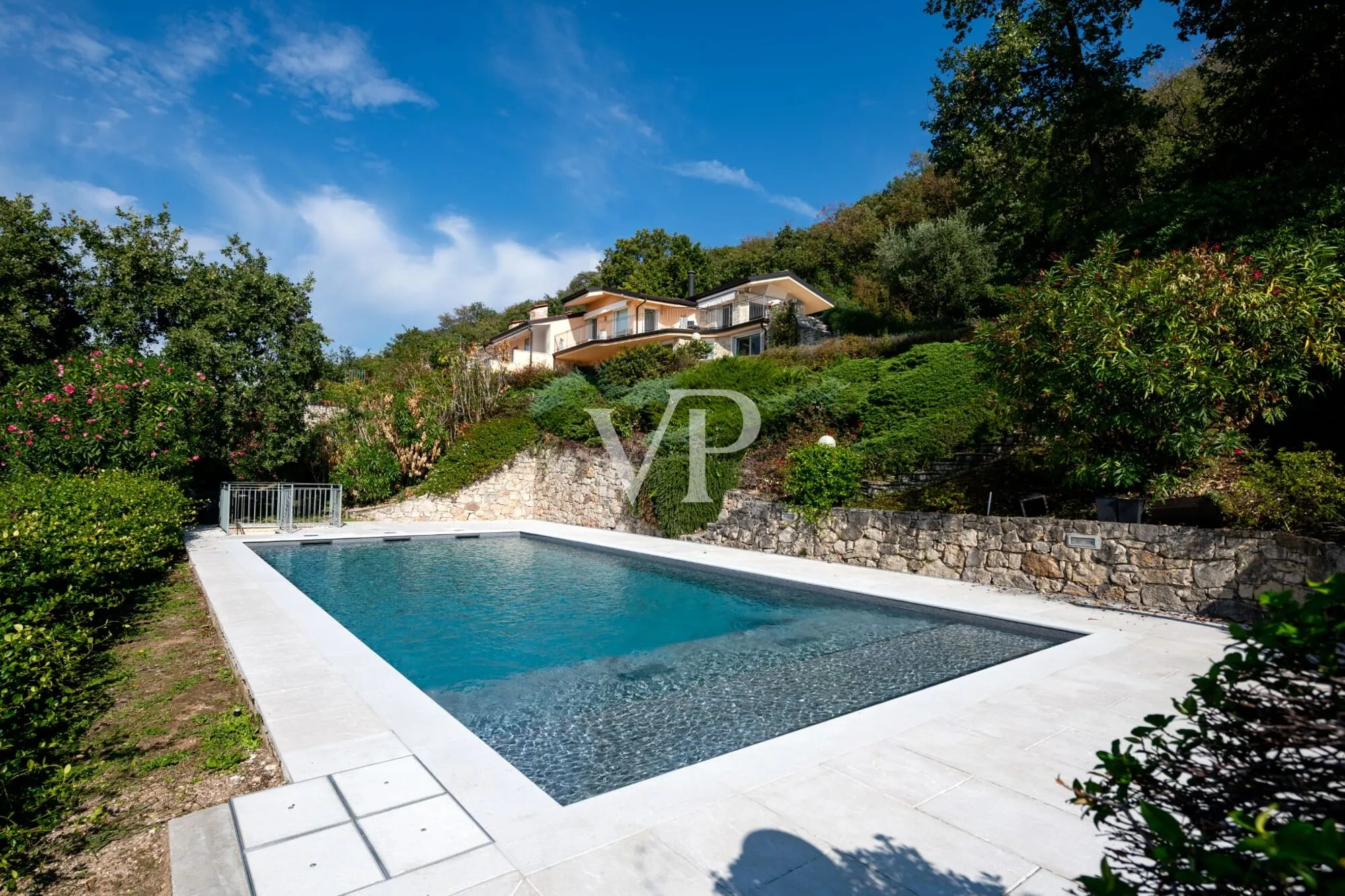 L'eccellenza dell'abitare: Esclusiva villa con vista lago, piscina e area wellness