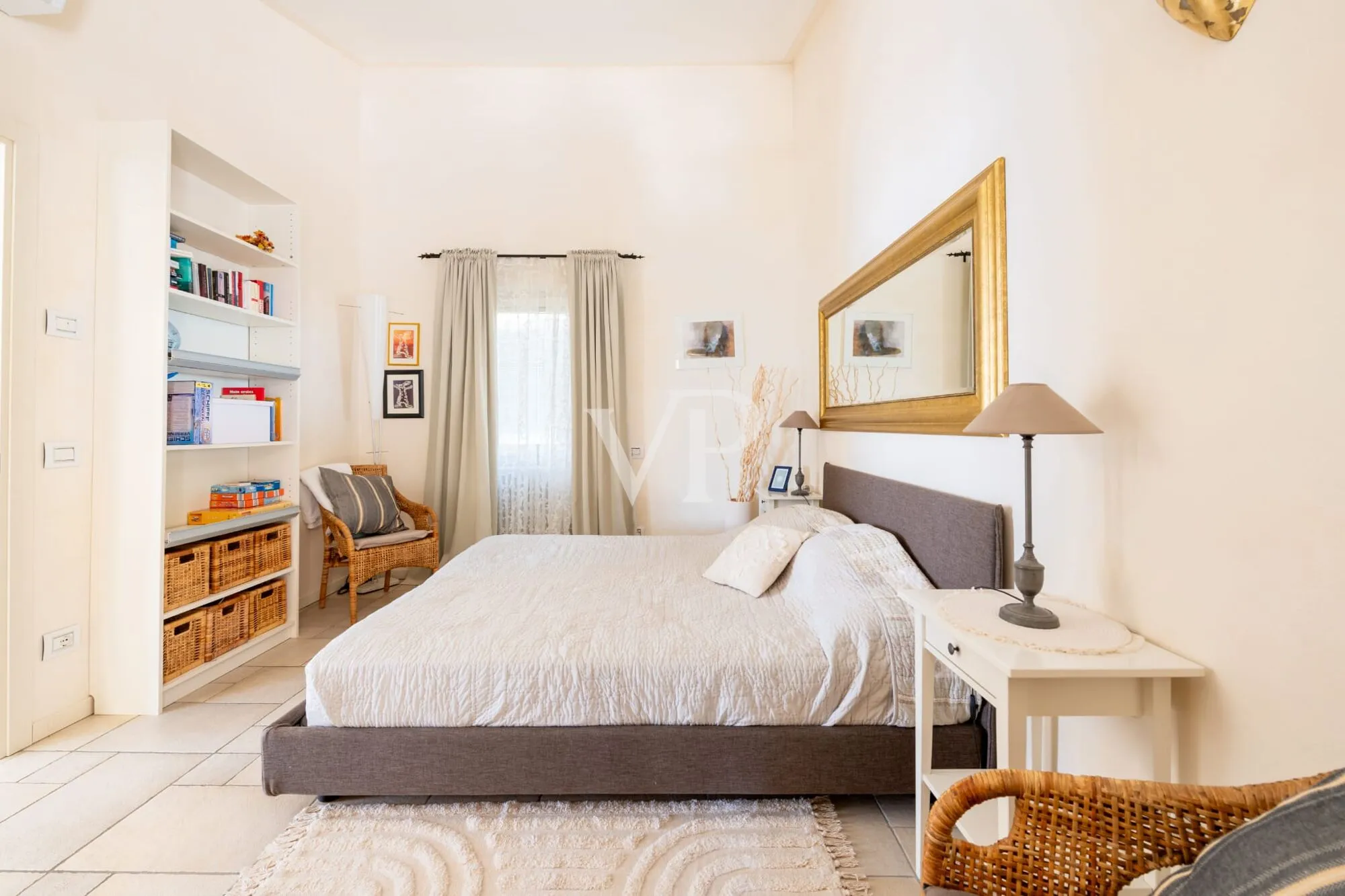 L'eccellenza dell'abitare: Esclusiva villa con vista lago, piscina e area wellness